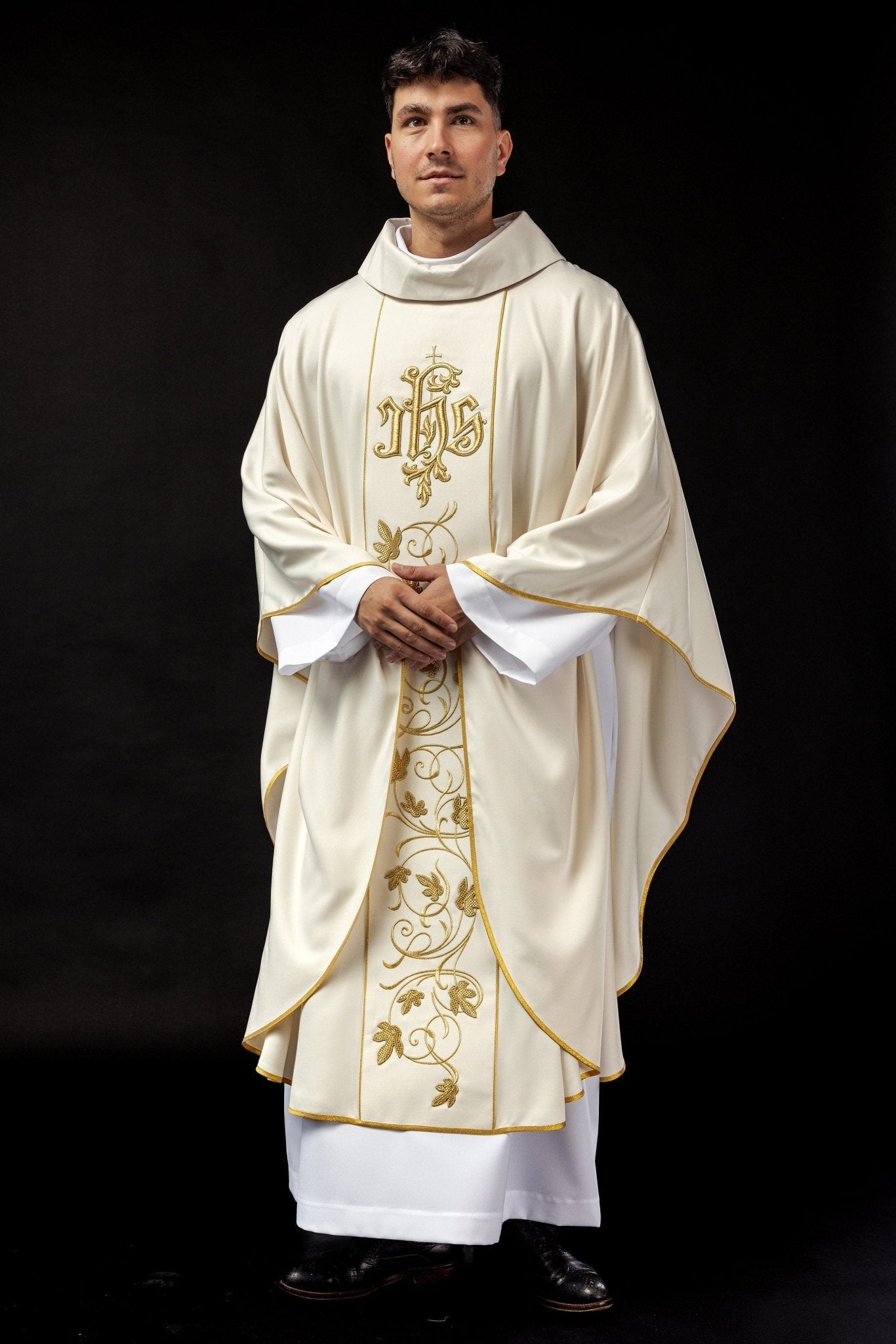 Chasuble liturgique écru avec ceinture richement décorée d'un motif floral et d'un IHS S - 7051 - 05 - 53 - CHASUBLES.FR