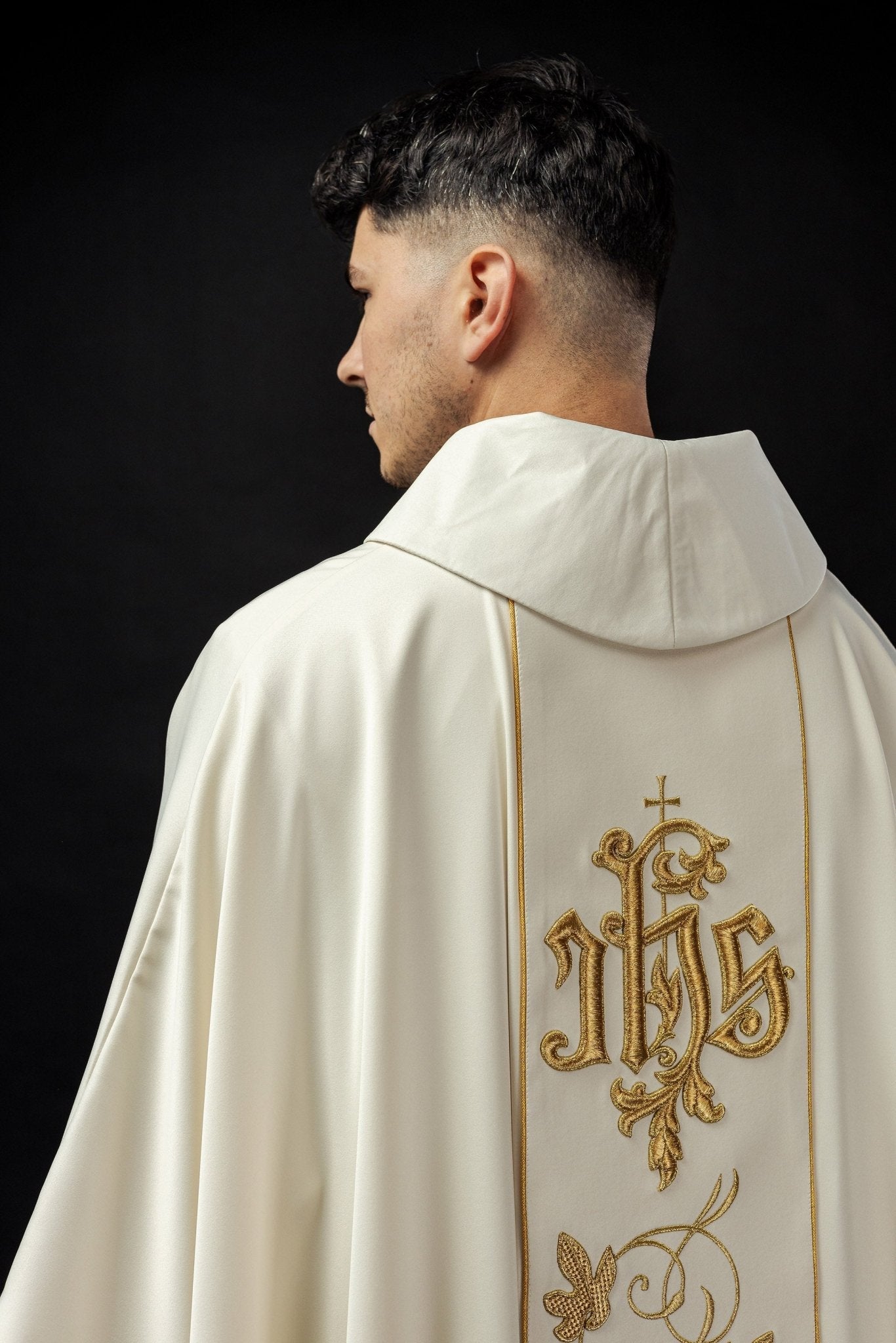 Chasuble liturgique écru avec ceinture richement décorée d'un motif floral et d'un IHS S - 7051 - 05 - 53 - CHASUBLES.FR