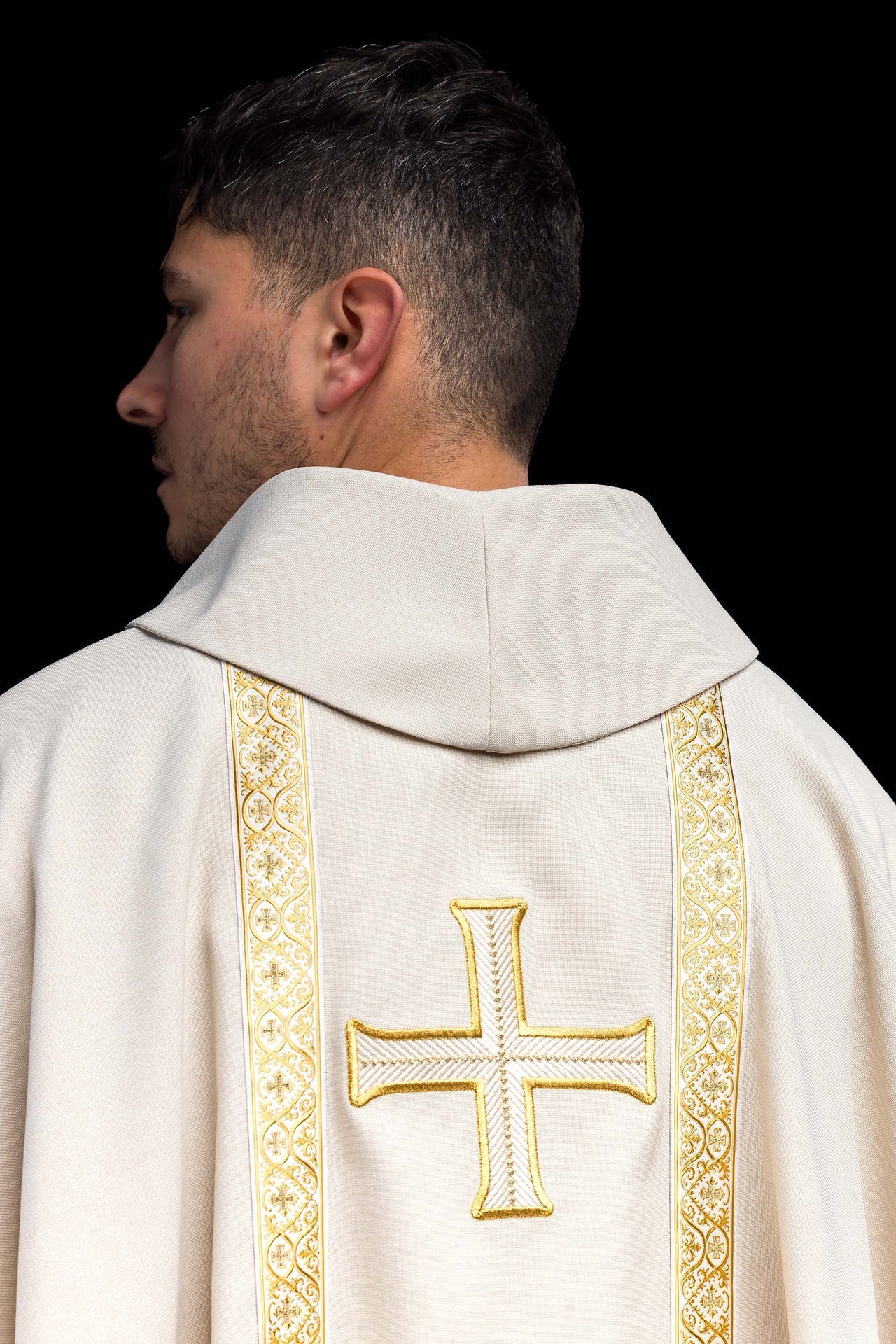 Chasuble liturgique écru avec croix brodée et bandes jacquard KOR/975/05/70 - CHASUBLES.FR