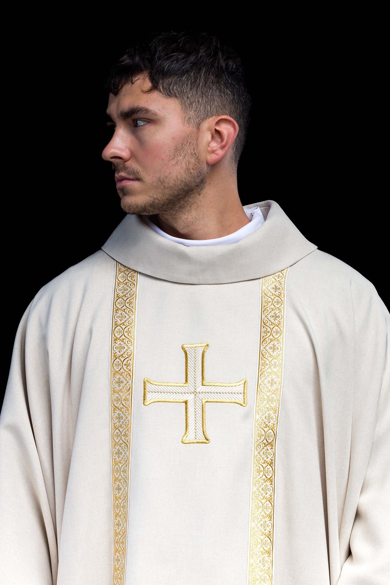Chasuble liturgique écru avec croix brodée et bandes jacquard KOR/975/05/70 - CHASUBLES.FR
