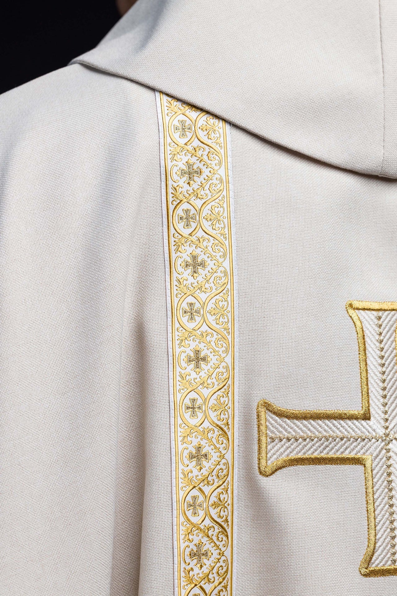 Chasuble liturgique écru avec croix brodée et bandes jacquard KOR/975/05/70 - CHASUBLES.FR