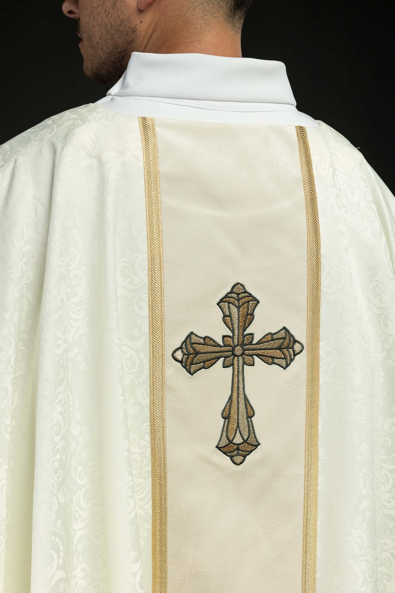 Chasuble liturgique écrue avec bande et broderie de croix sur tissu jacquard KOA/007/05/98 - CHASUBLES.FR