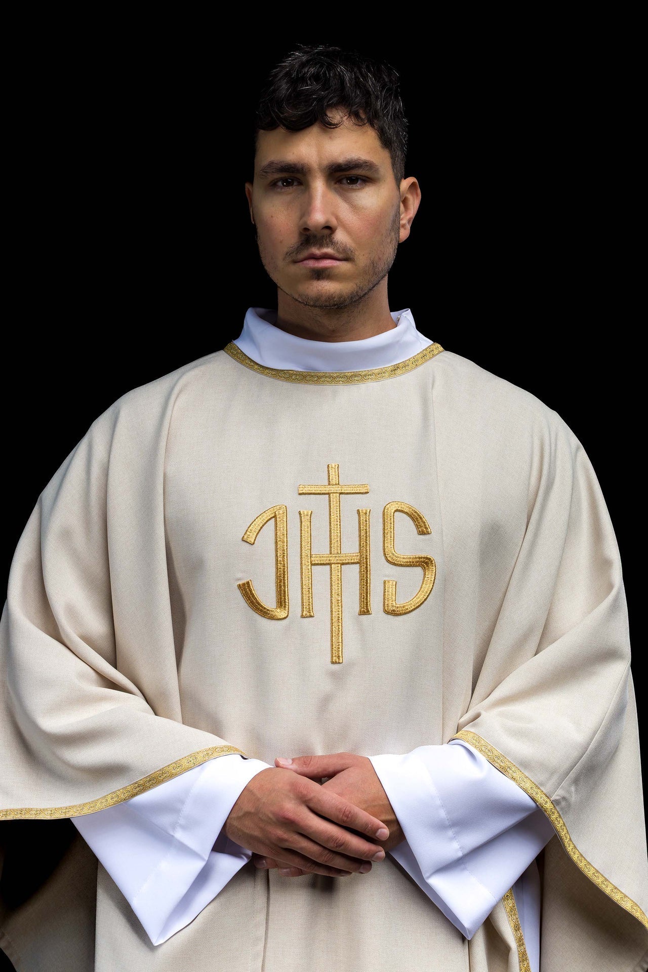 Chasuble liturgique écrue avec broderie dorée IHS KOA/001/05/70 - CHASUBLES.FR