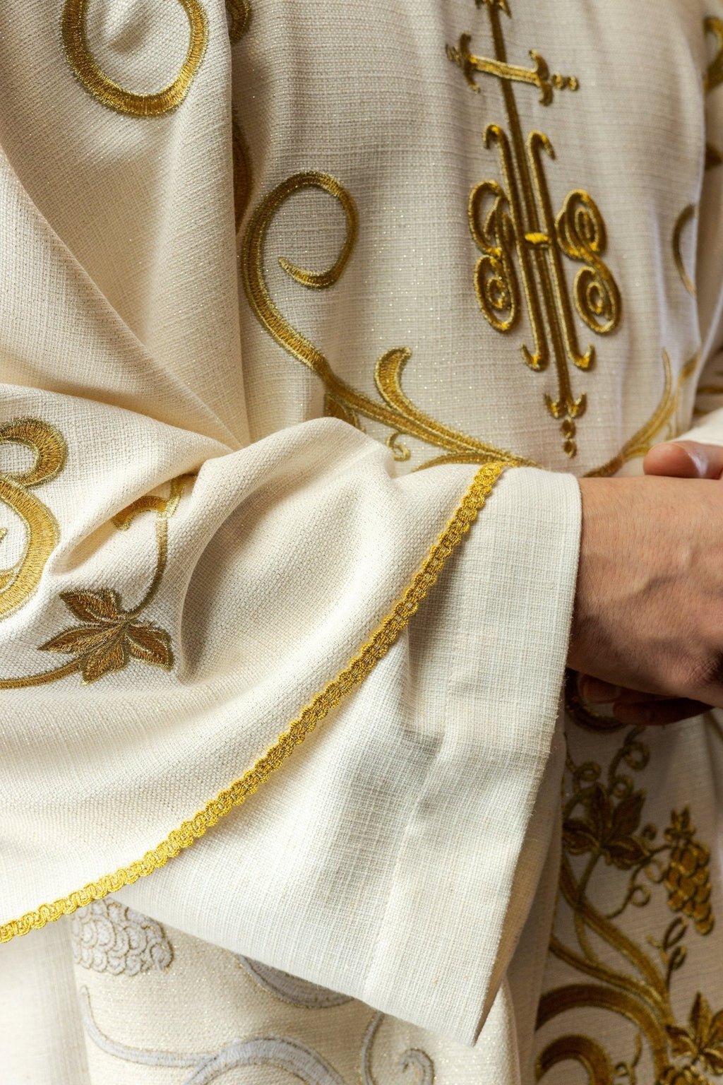 Chasuble liturgique écrue ornée d'une broderie IHS et de raisins LE/7037/05 - CHASUBLES.FR