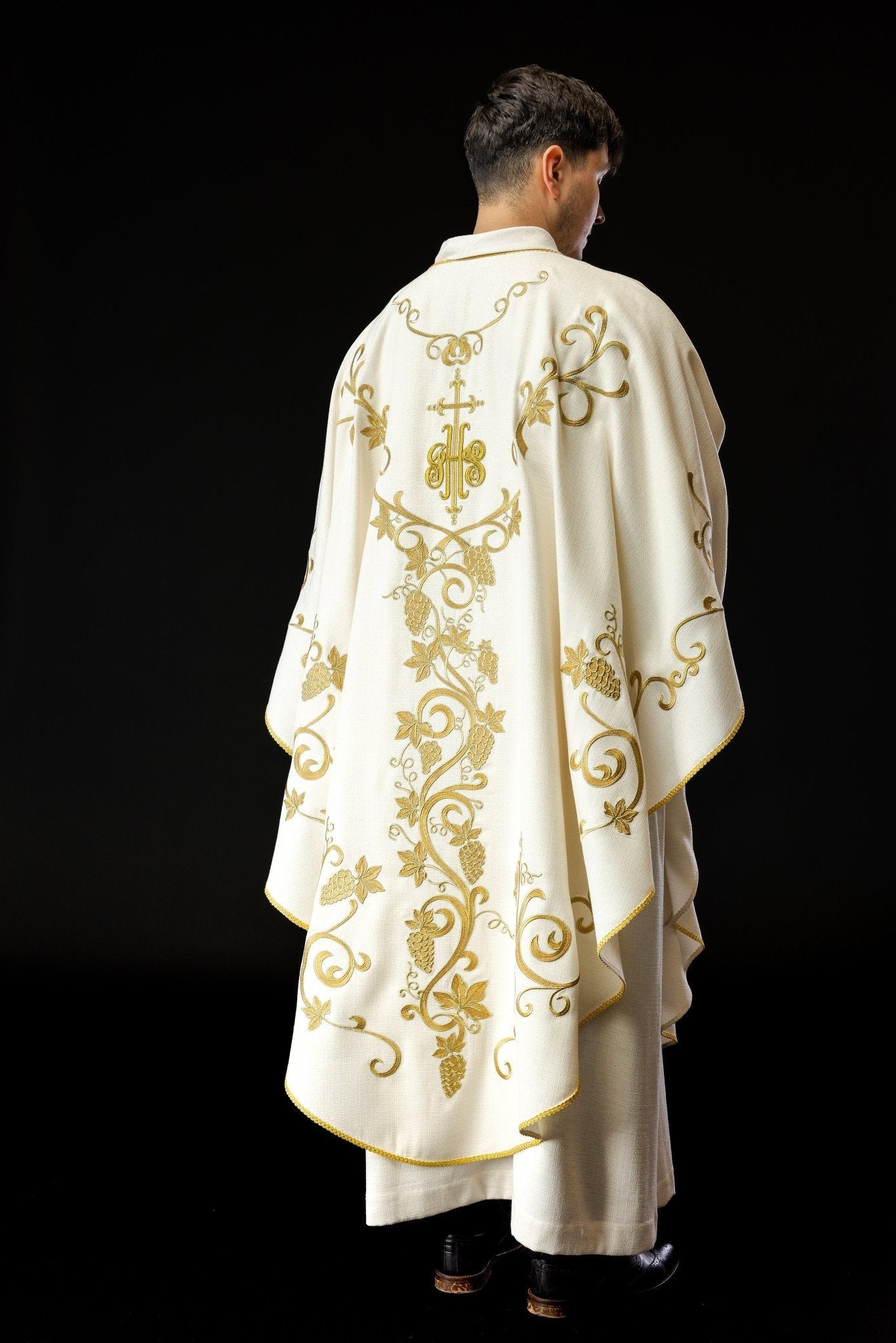 Chasuble liturgique écrue ornée d'une broderie IHS et de raisins LE/7037/05 - CHASUBLES.FR