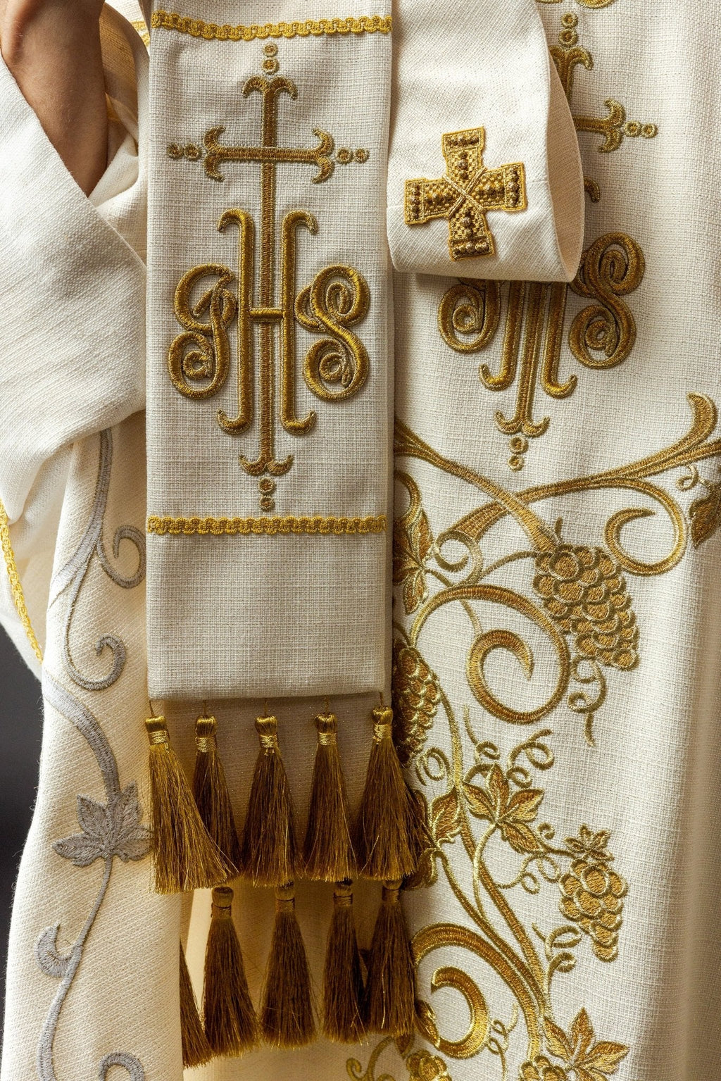 Chasuble liturgique écrue ornée d'une broderie IHS et de raisins LE/7037/05 - CHASUBLES.FR