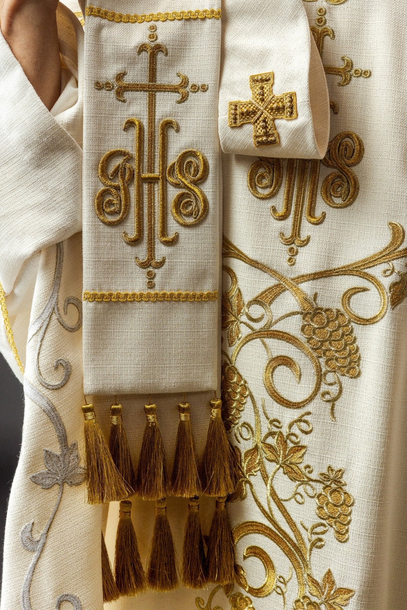 Chasuble liturgique écrue ornée d'une broderie IHS et de raisins LE/7037/05 - CHASUBLES.FR