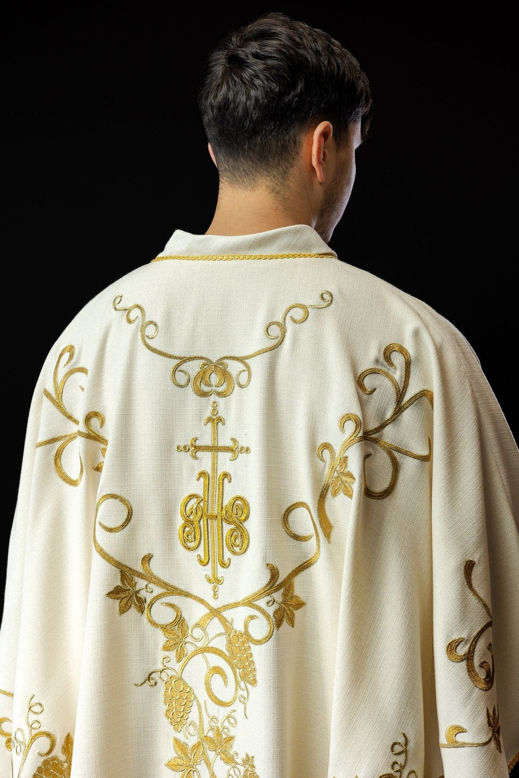 Chasuble liturgique écrue ornée d'une broderie IHS et de raisins LE/7037/05 - CHASUBLES.FR