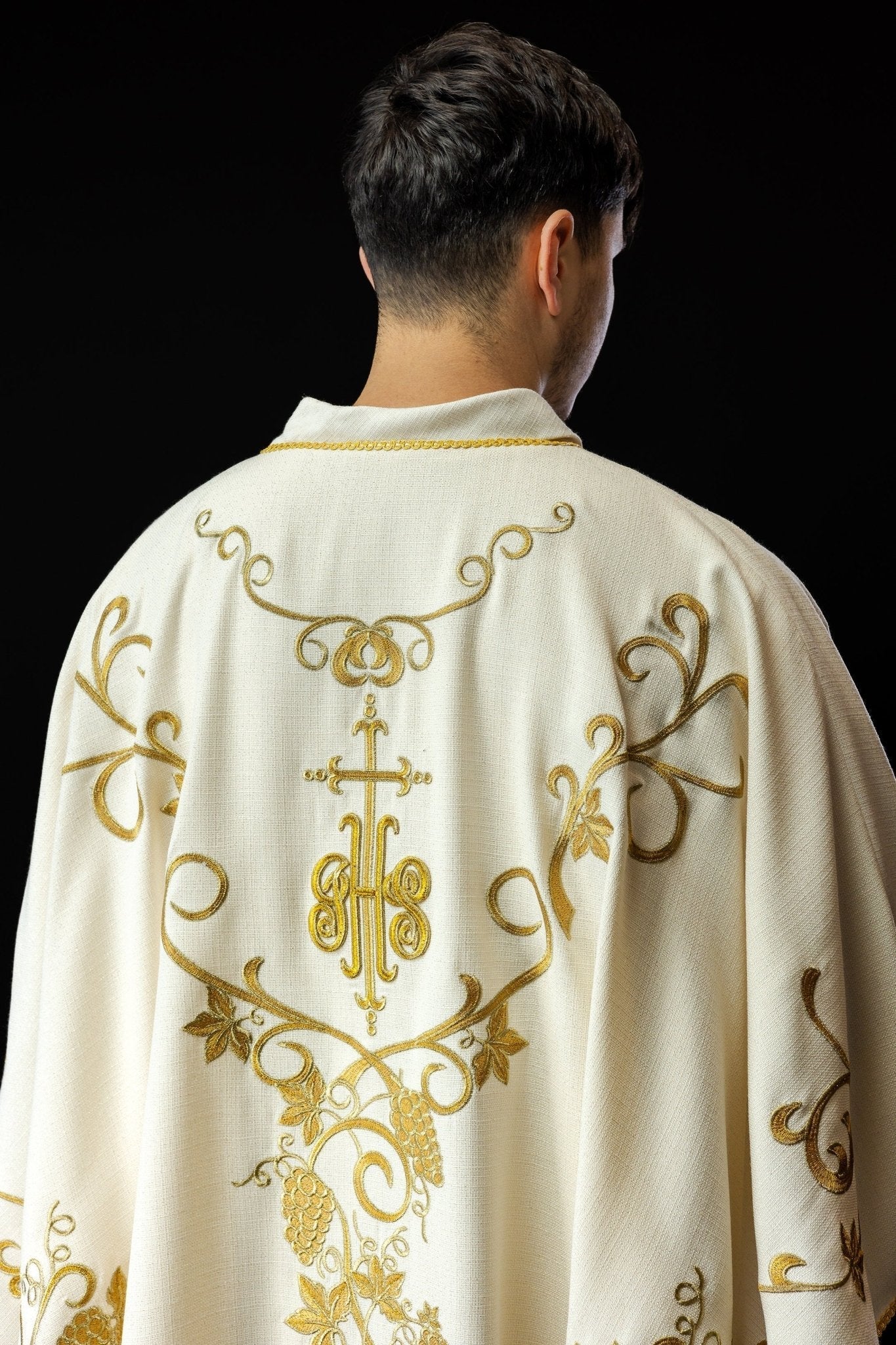 Chasuble liturgique écrue ornée d'une broderie IHS et de raisins LE/7037/05 - CHASUBLES.FR