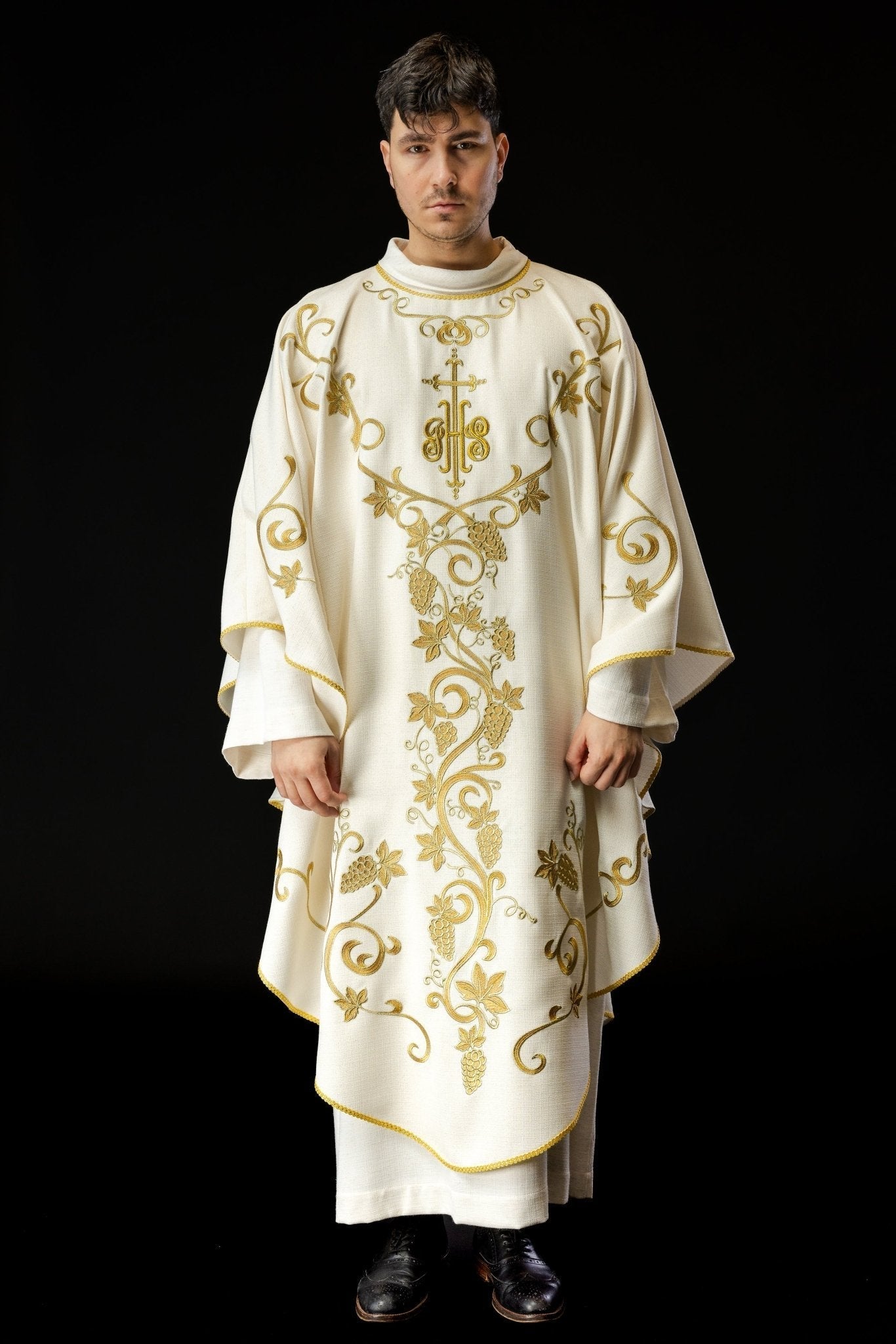 Chasuble liturgique écrue ornée d'une broderie IHS et de raisins LE/7037/05 - CHASUBLES.FR
