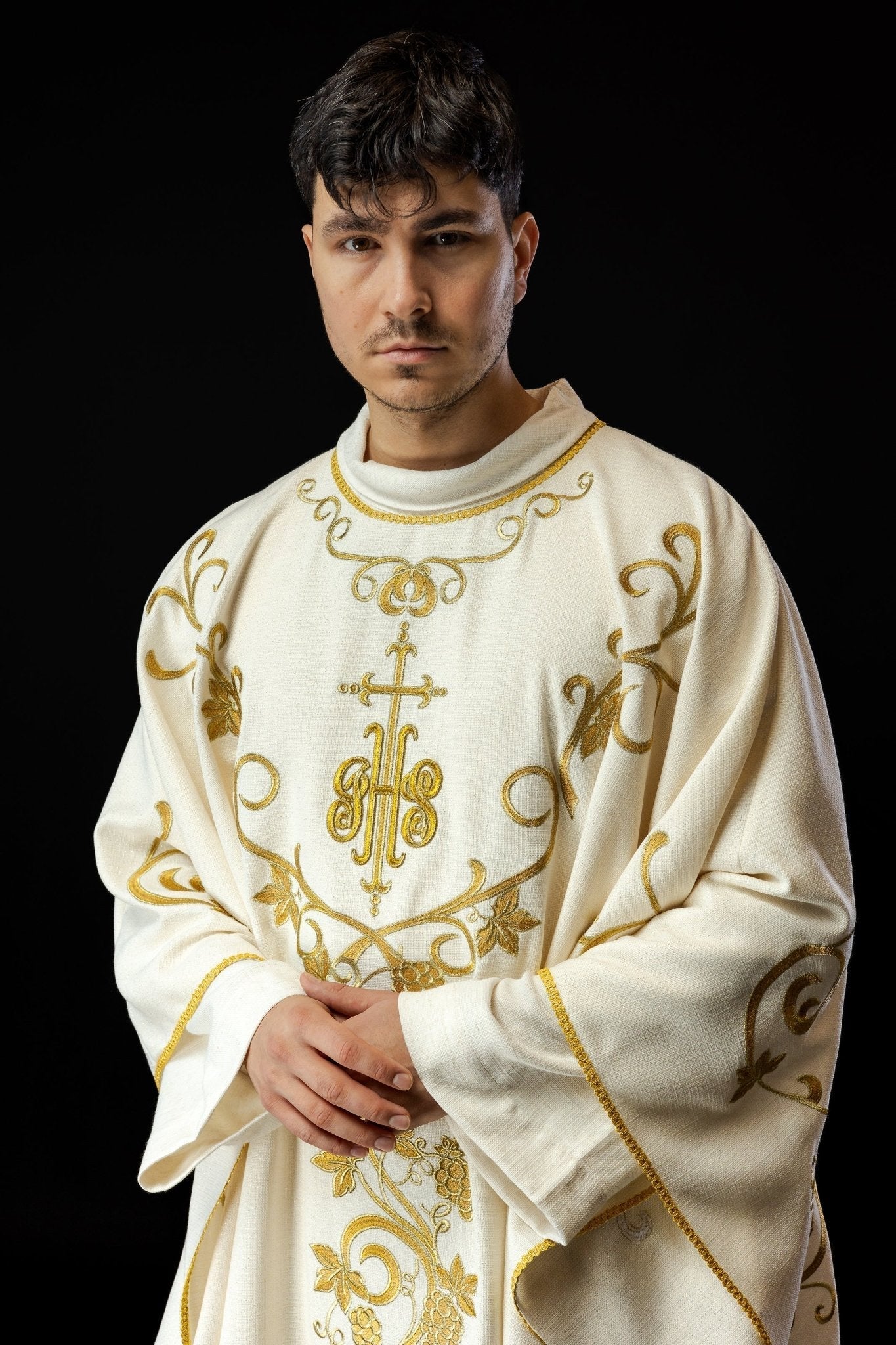 Chasuble liturgique écrue ornée d'une broderie IHS et de raisins LE/7037/05 - CHASUBLES.FR