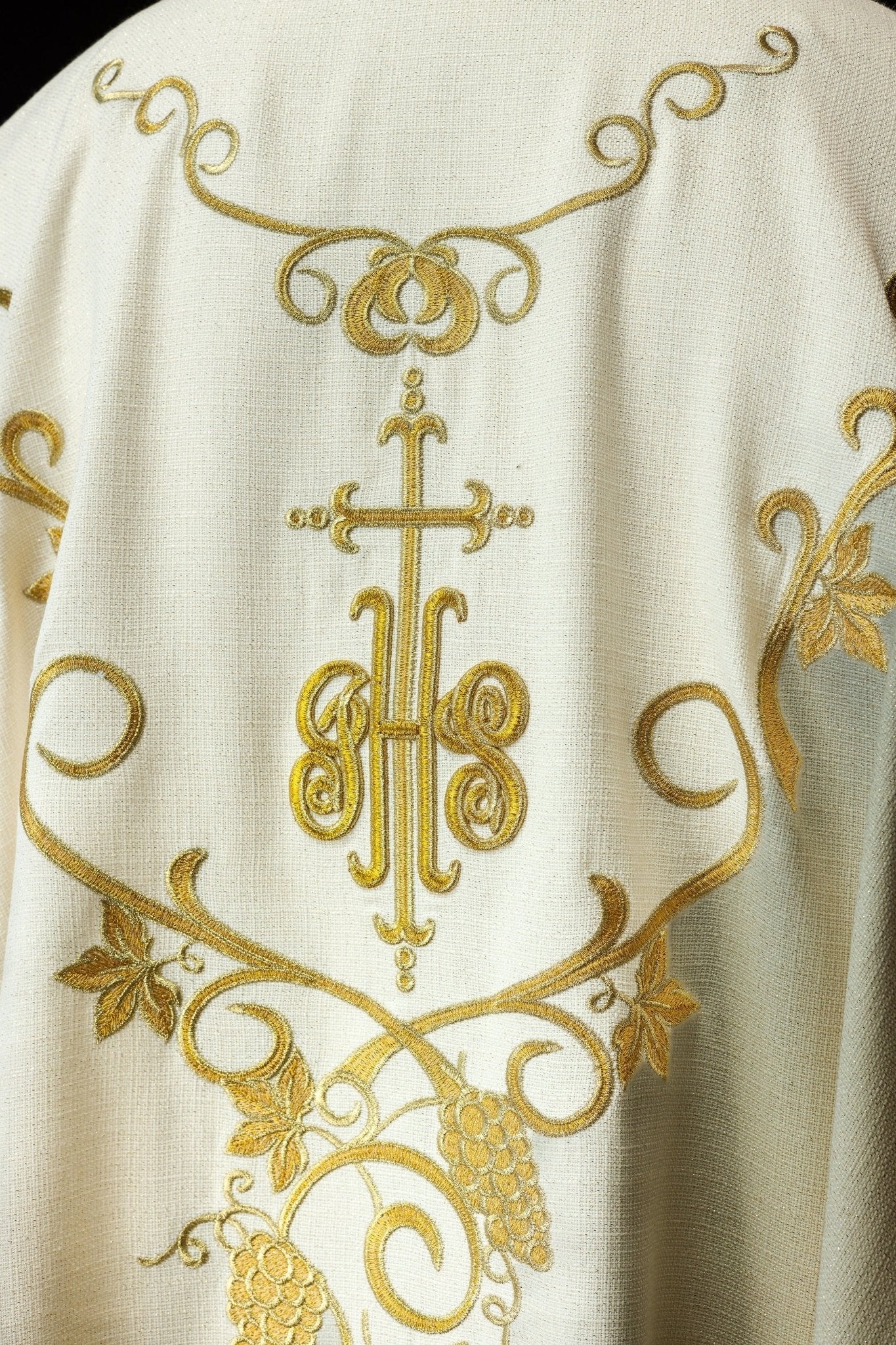 Chasuble liturgique écrue ornée d'une broderie IHS et de raisins LE/7037/05 - CHASUBLES.FR