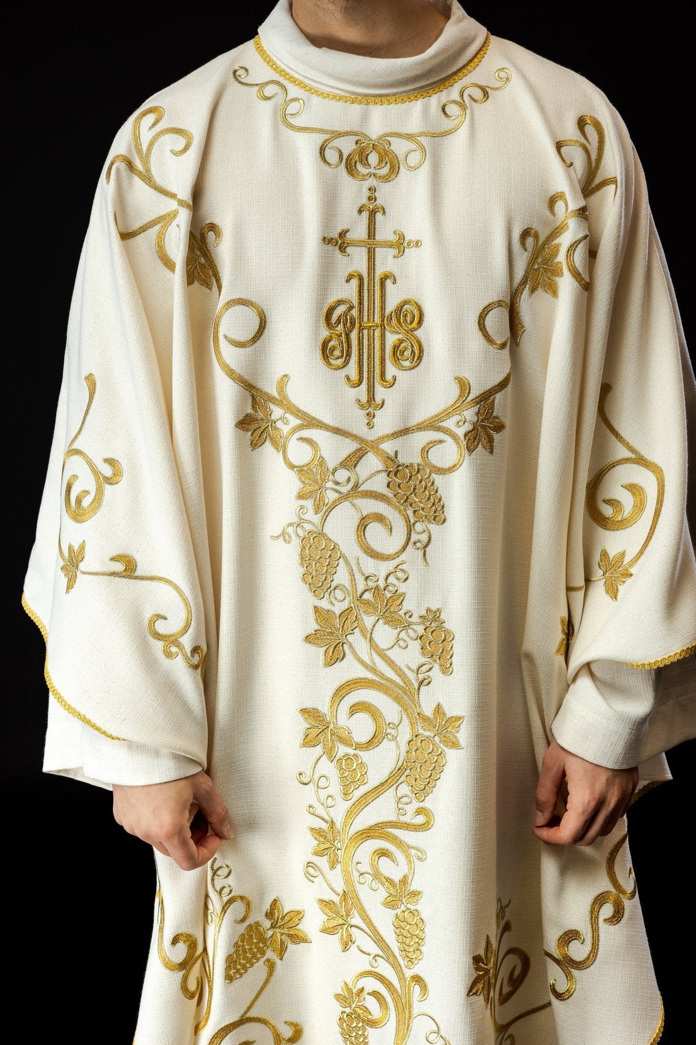Chasuble liturgique écrue ornée d'une broderie IHS et de raisins LE/7037/05 - CHASUBLES.FR