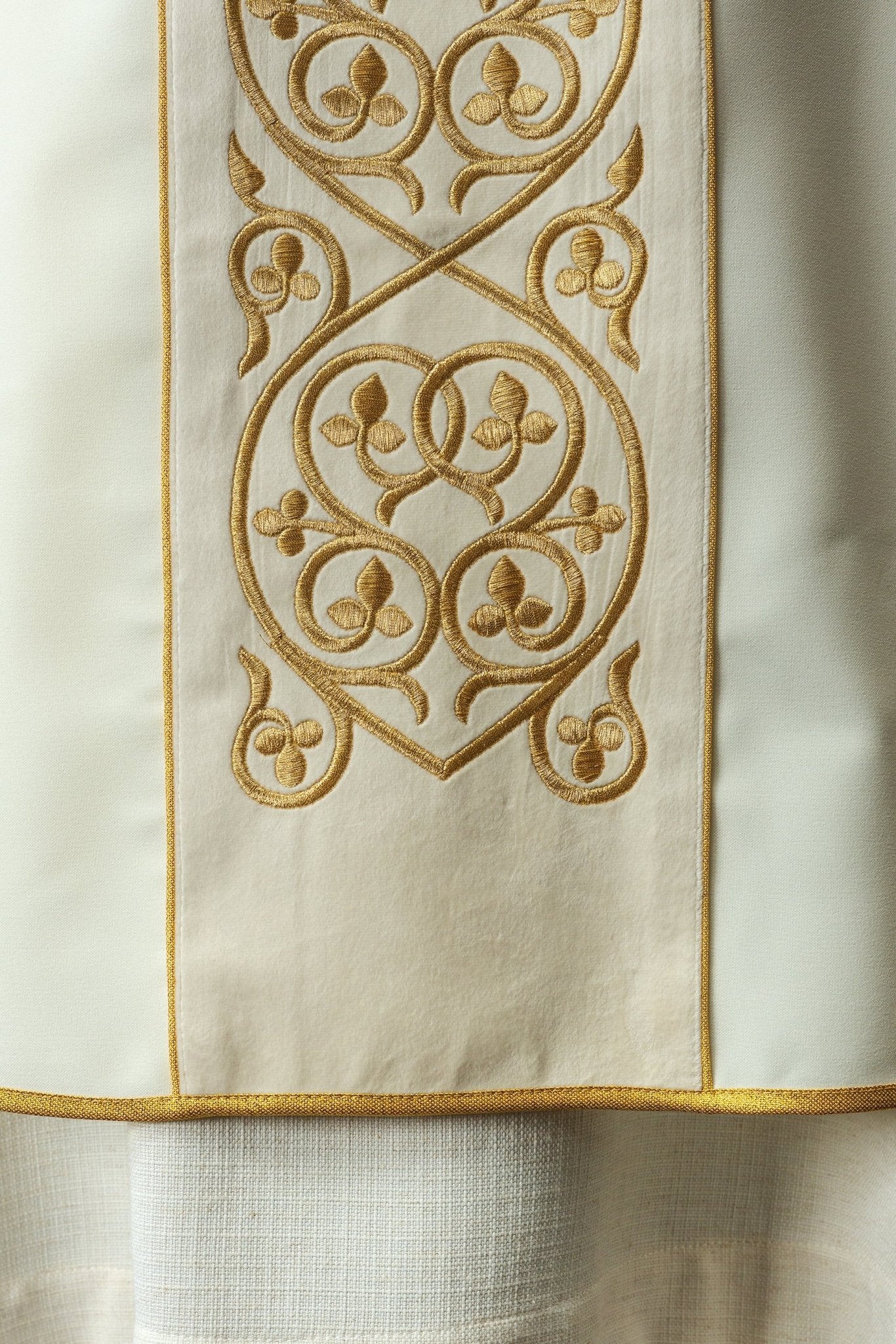 Chasuble liturgique en velours avec ceinture richement décorée KOR/169/05 - CHASUBLES.FR