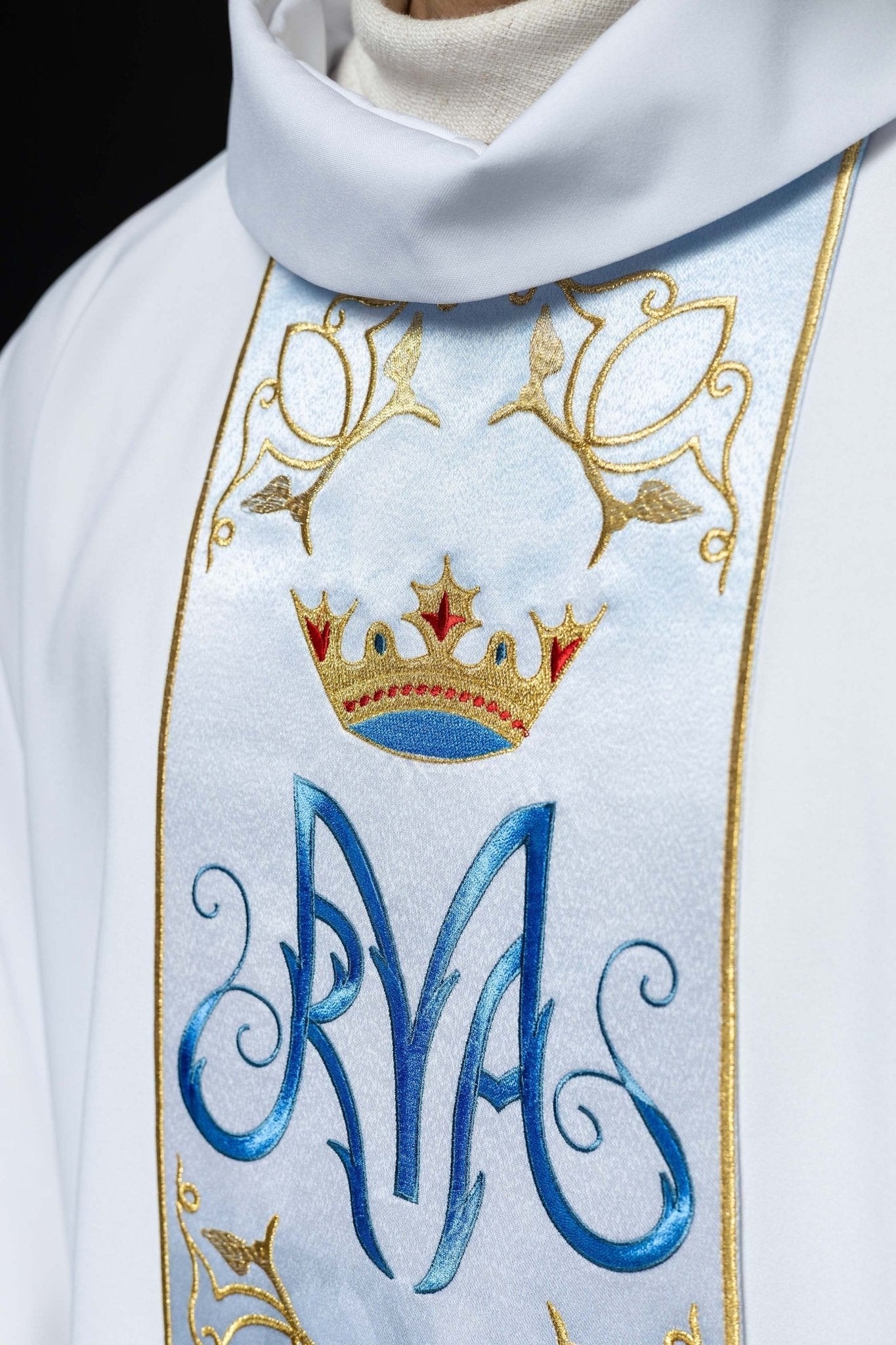 Chasuble liturgique mariale avec ceinture brodée et sublimée HA7015 - 04 BIAŁY - CHASUBLES.FR