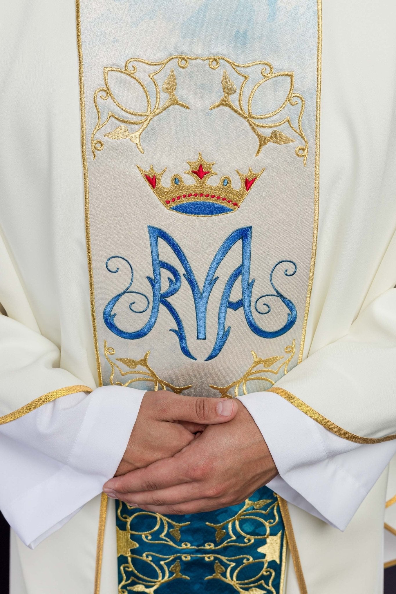 Chasuble liturgique mariale avec ceinture brodée et sublimée en écru HA7015 - 05 ECRU - CHASUBLES.FR