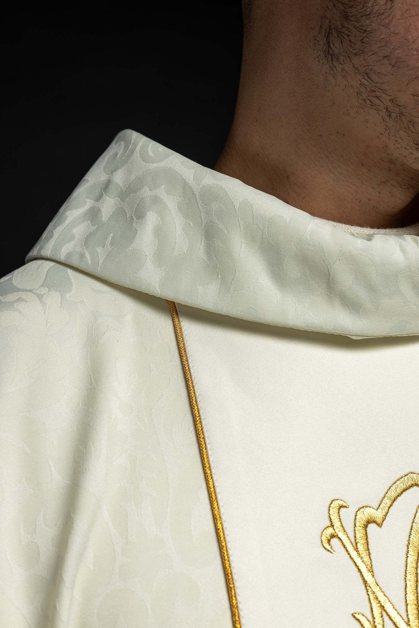 Chasuble liturgique mariale avec lys brodés S - 7058 - 05 - 81 - CHASUBLES.FR