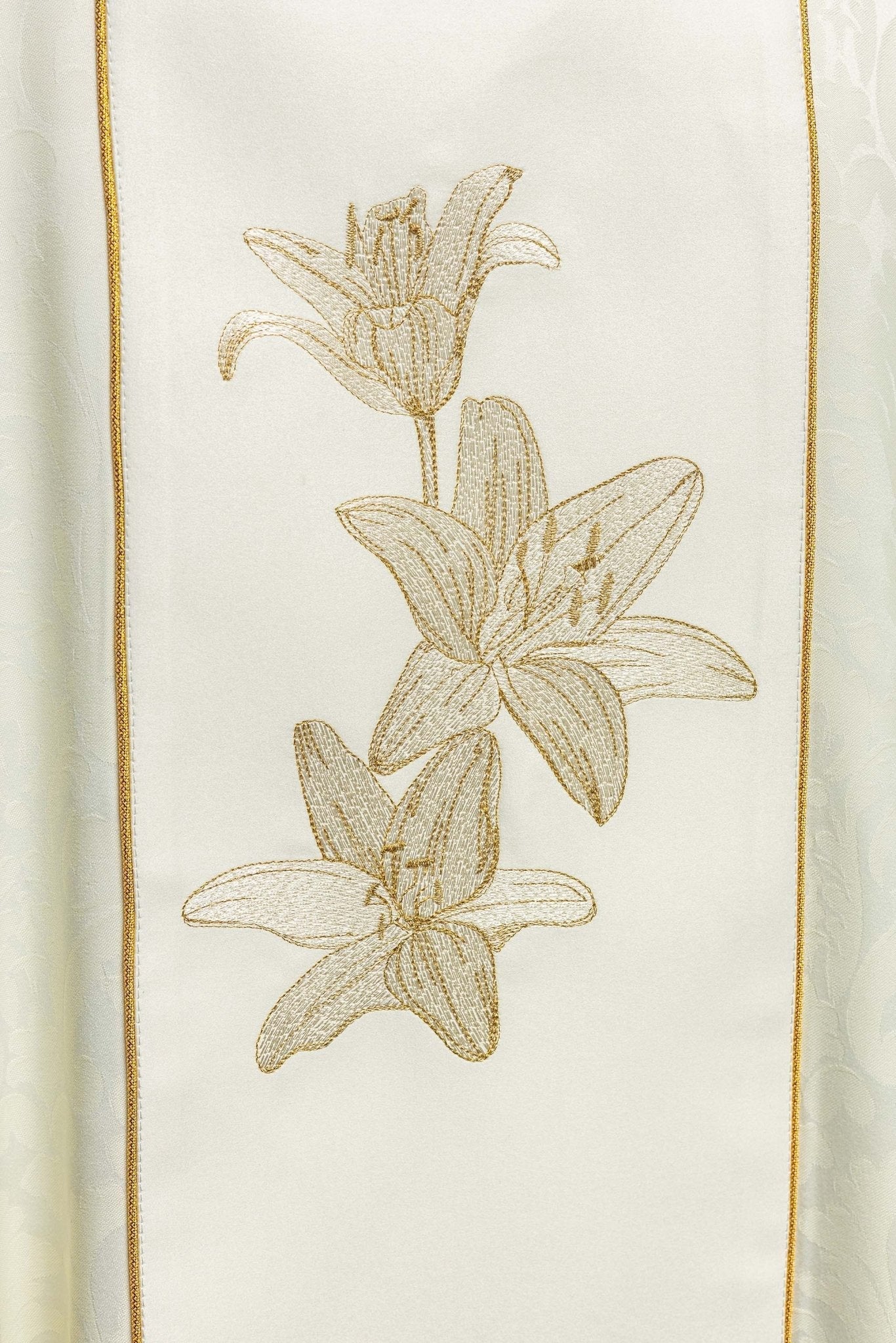 Chasuble liturgique mariale avec lys brodés S - 7058 - 05 - 81 - CHASUBLES.FR