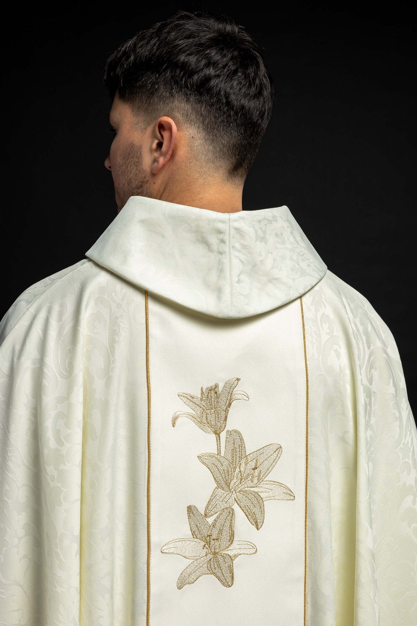 Chasuble liturgique mariale avec lys brodés S - 7058 - 05 - 81 - CHASUBLES.FR