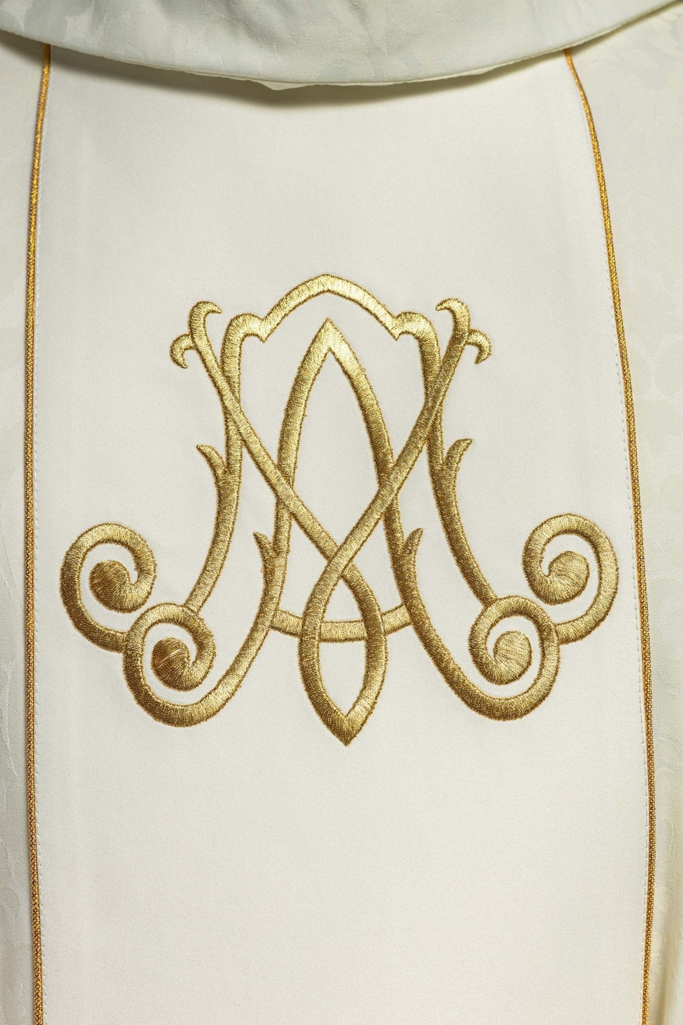 Chasuble liturgique mariale avec lys brodés S - 7058 - 05 - 81 - CHASUBLES.FR