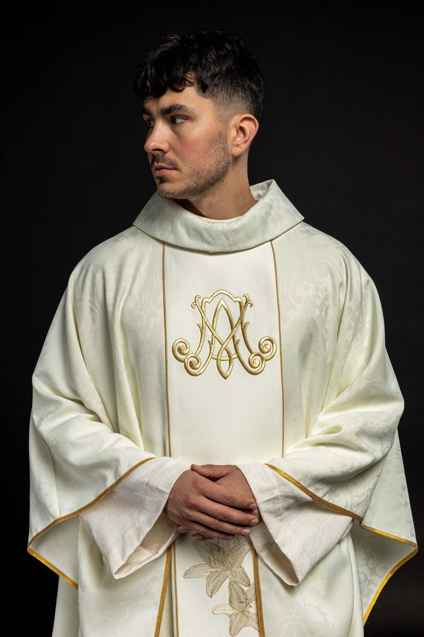 Chasuble liturgique mariale avec lys brodés S - 7058 - 05 - 81 - CHASUBLES.FR