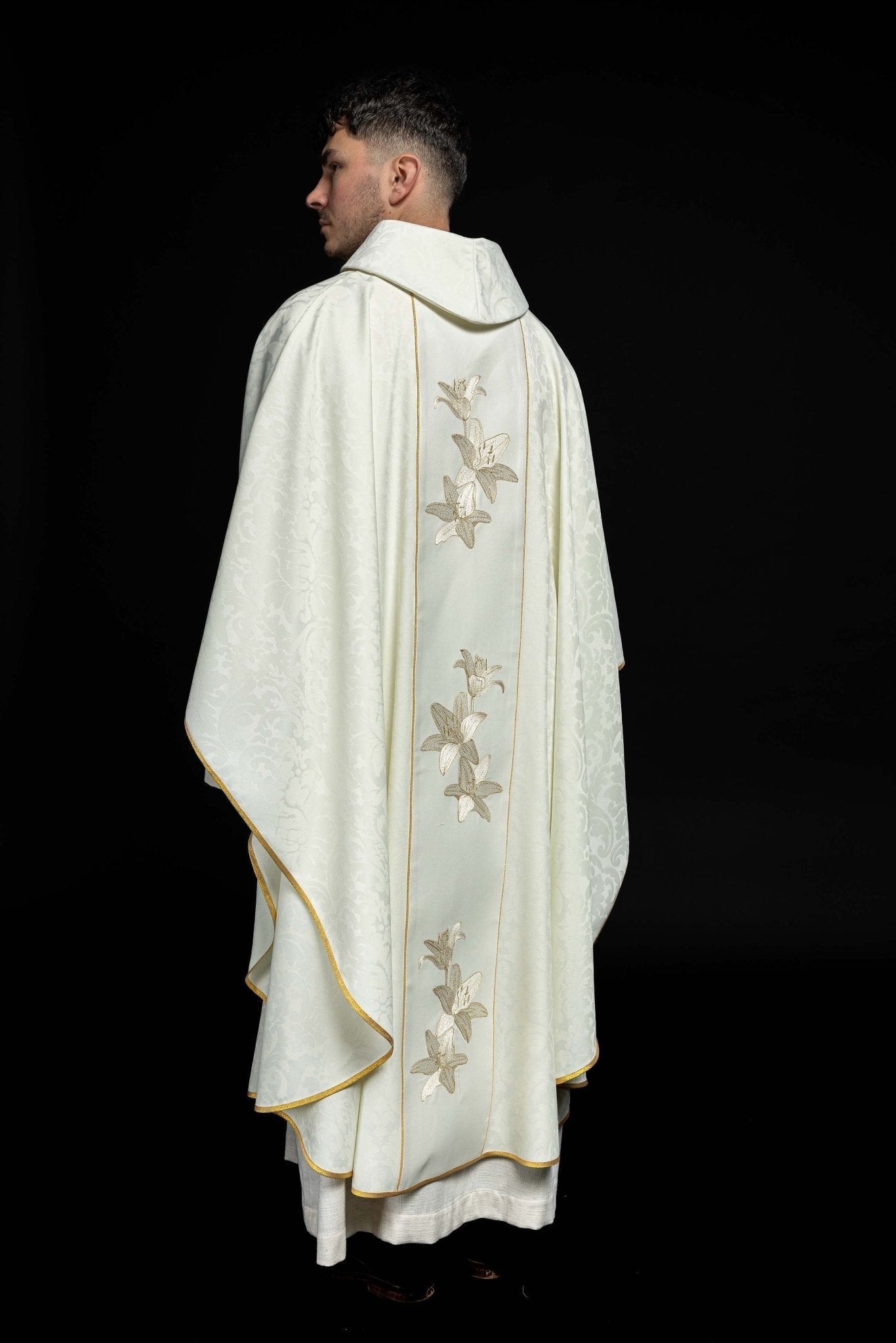 Chasuble liturgique mariale avec lys brodés S - 7058 - 05 - 81 - CHASUBLES.FR