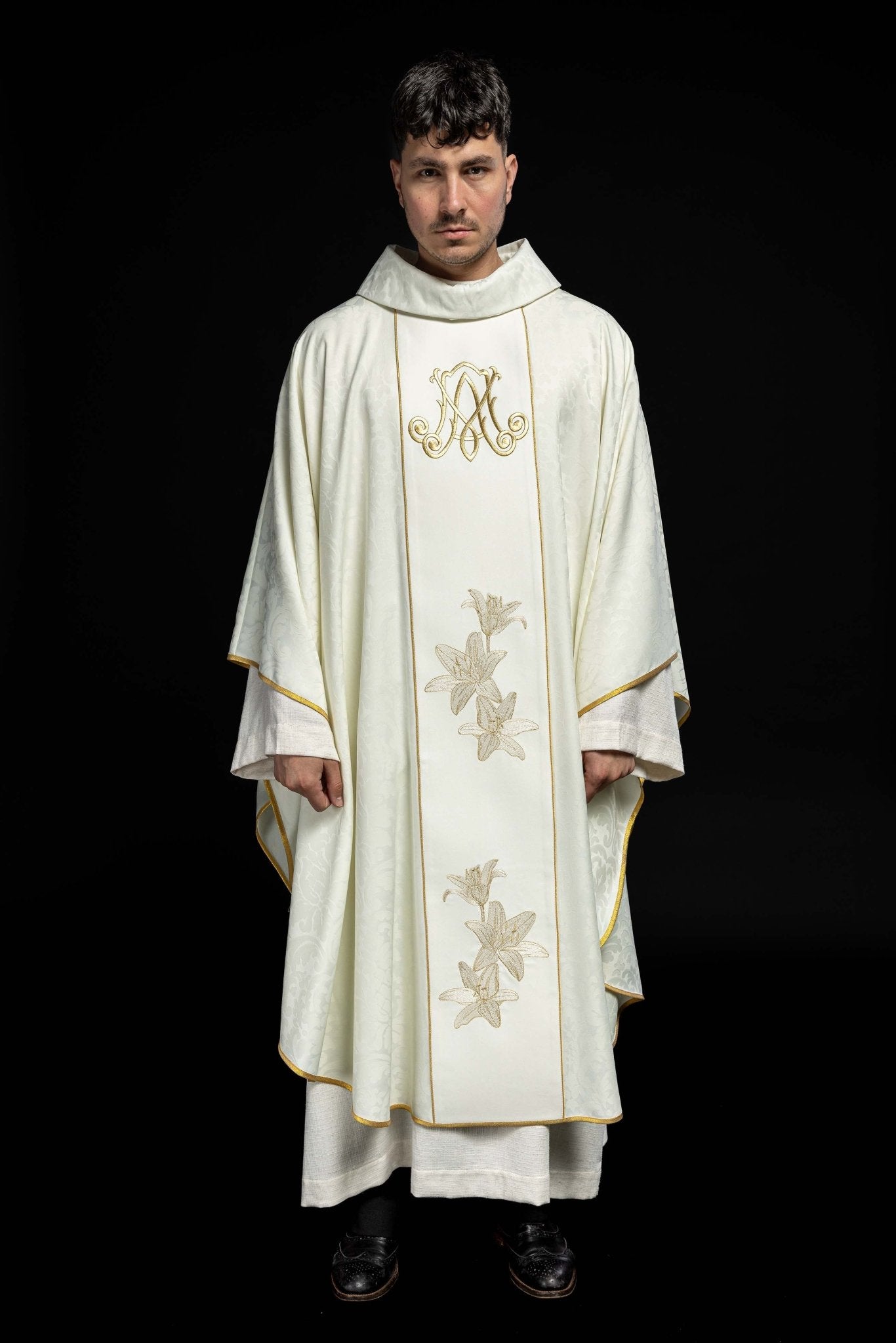 Chasuble liturgique mariale avec lys brodés S - 7058 - 05 - 81 - CHASUBLES.FR