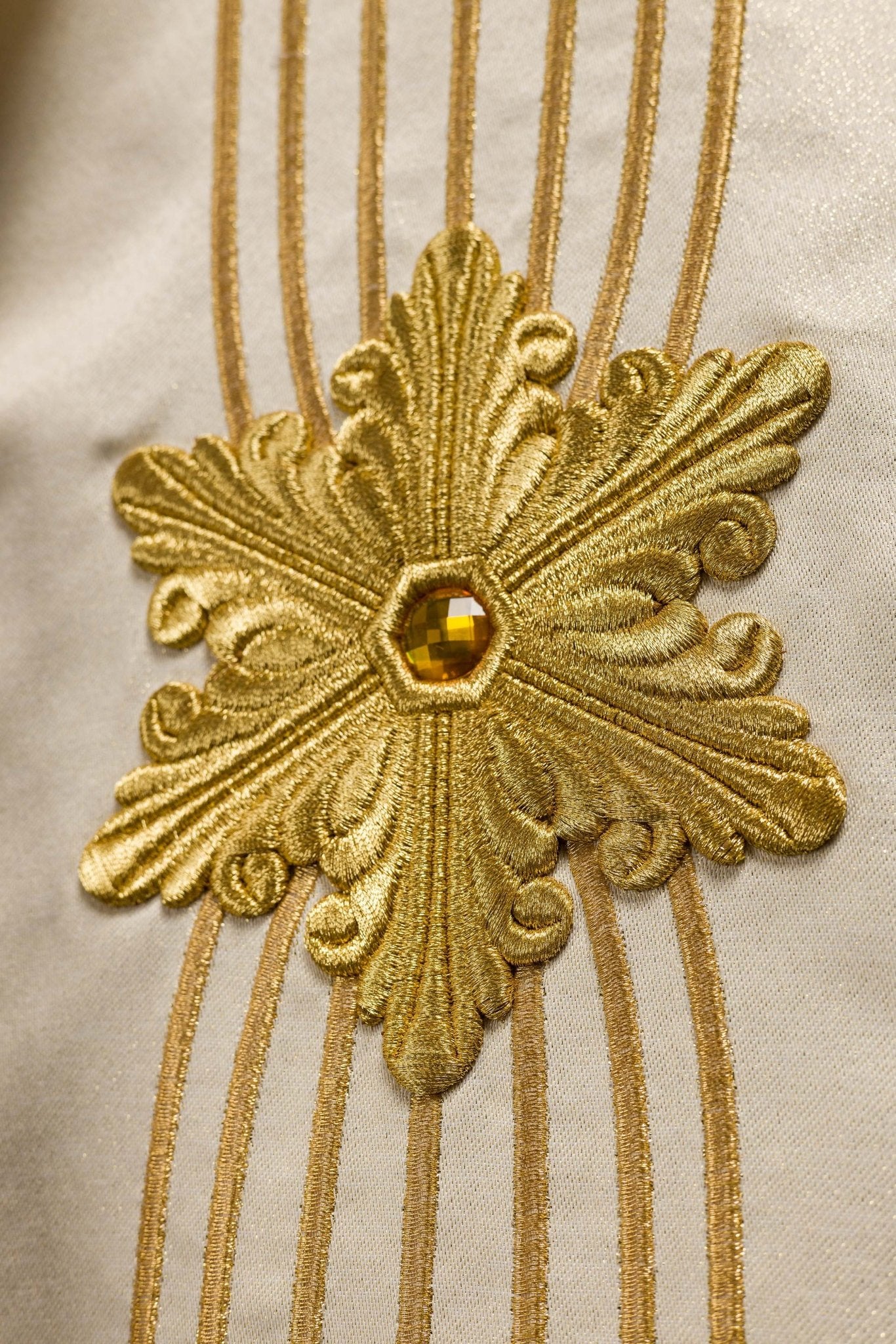 Chasuble liturgique mariale brillante de pierres LE/7025 ECRU LE/7025/05 - CHASUBLES.FR