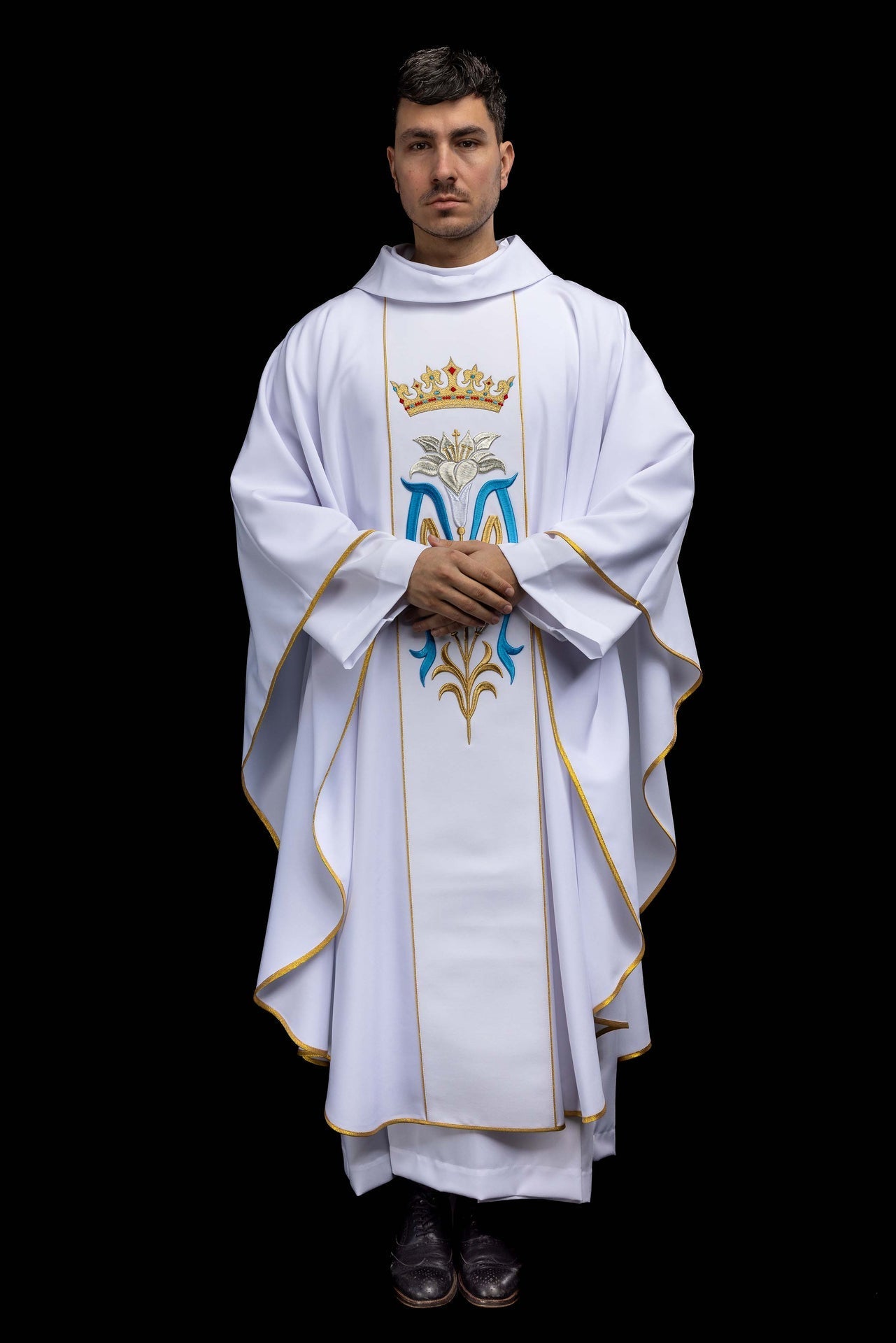 Chasuble liturgique mariale brodée avec couronne de couleur blanche KOR/058/04/01 - CHASUBLES.FR