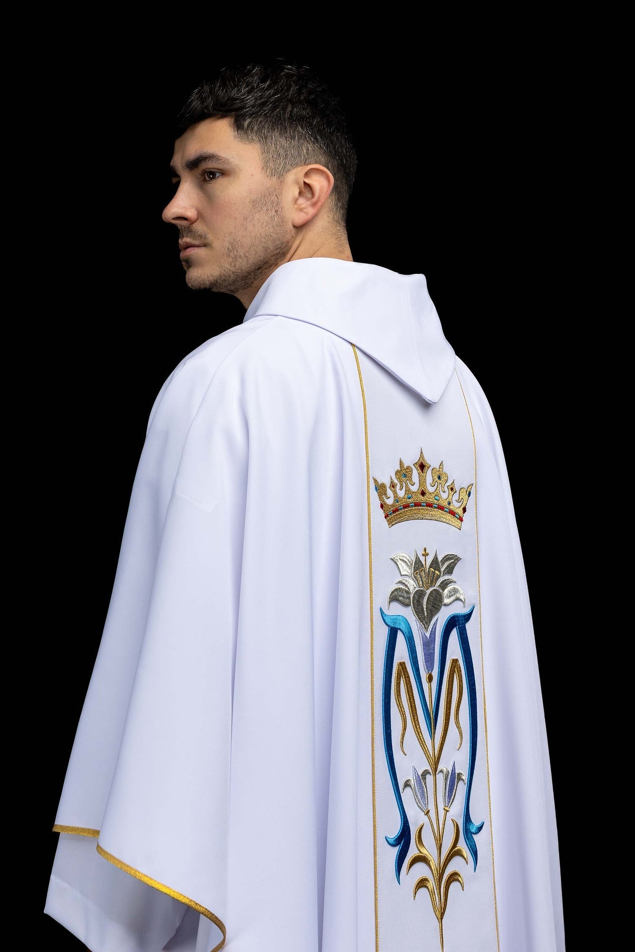 Chasuble liturgique mariale brodée avec couronne de couleur blanche KOR/058/04/01 - CHASUBLES.FR