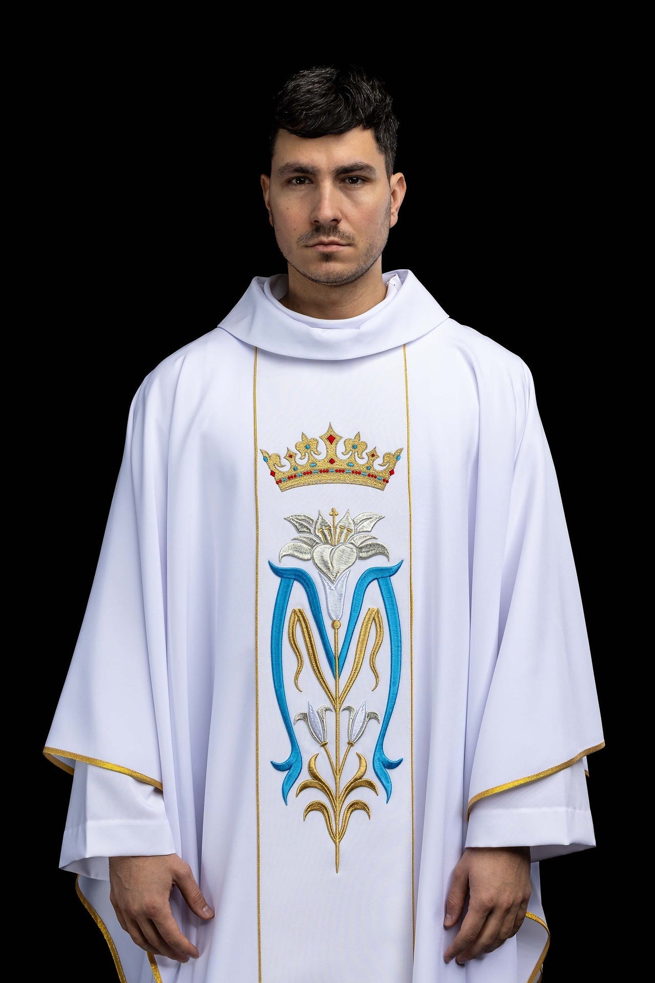 Chasuble liturgique mariale brodée avec couronne de couleur blanche KOR/058/04/01 - CHASUBLES.FR