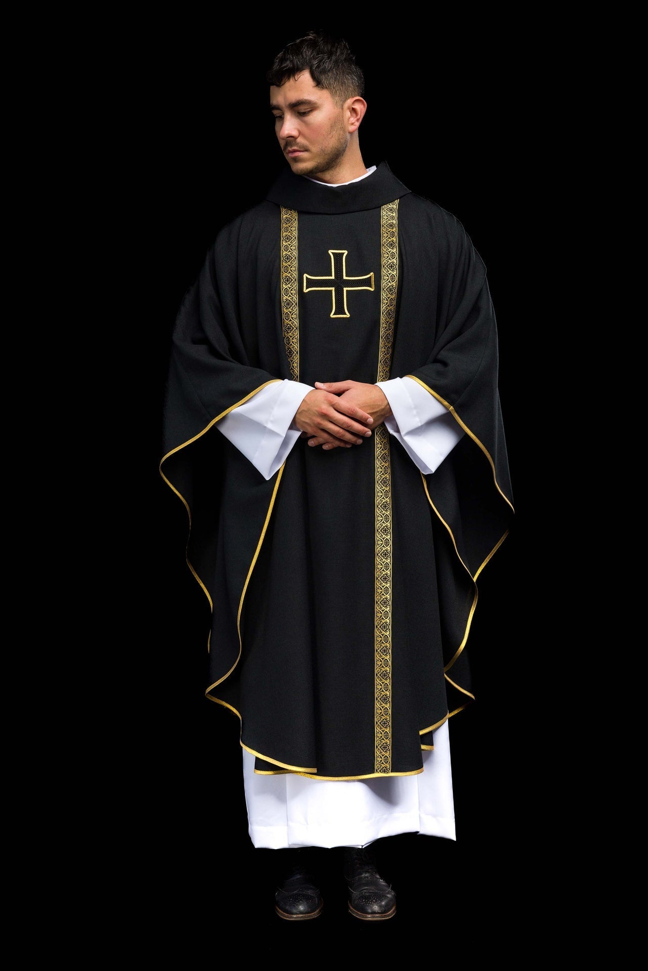 Chasuble liturgique noire avec croix brodée et bandes jacquard KOR/975/07/70 - CHASUBLES.FR