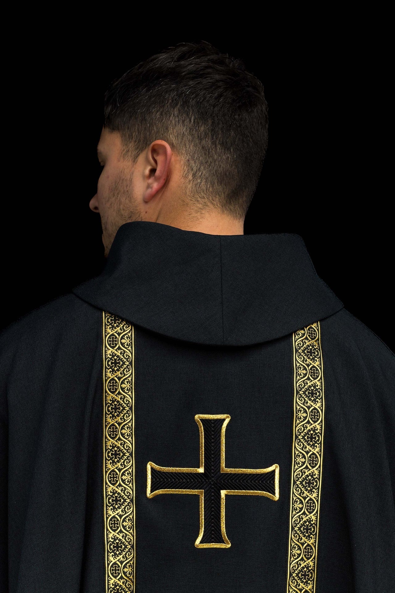 Chasuble liturgique noire avec croix brodée et bandes jacquard KOR/975/07/70 - CHASUBLES.FR
