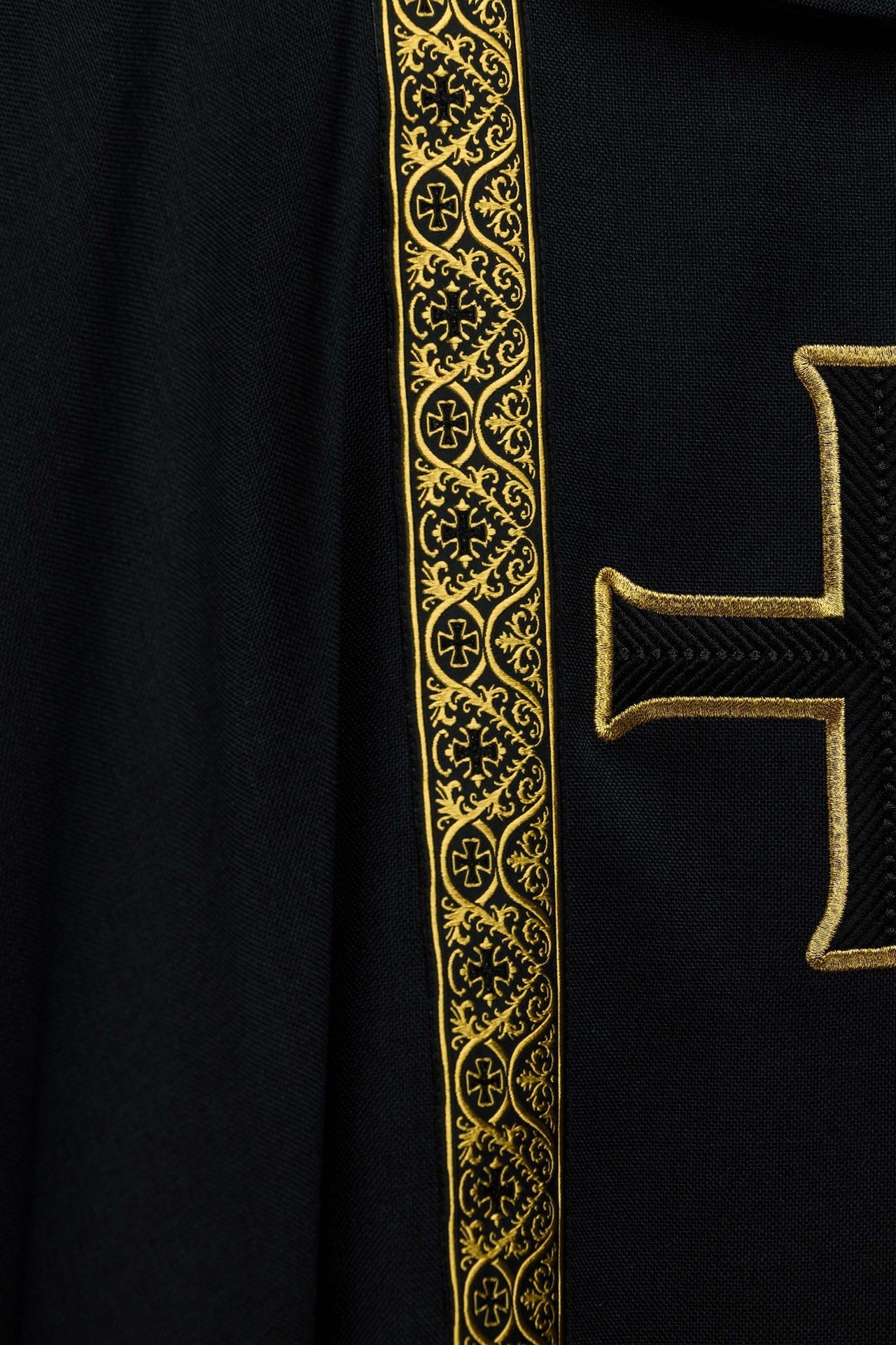 Chasuble liturgique noire avec croix brodée et bandes jacquard KOR/975/07/70 - CHASUBLES.FR