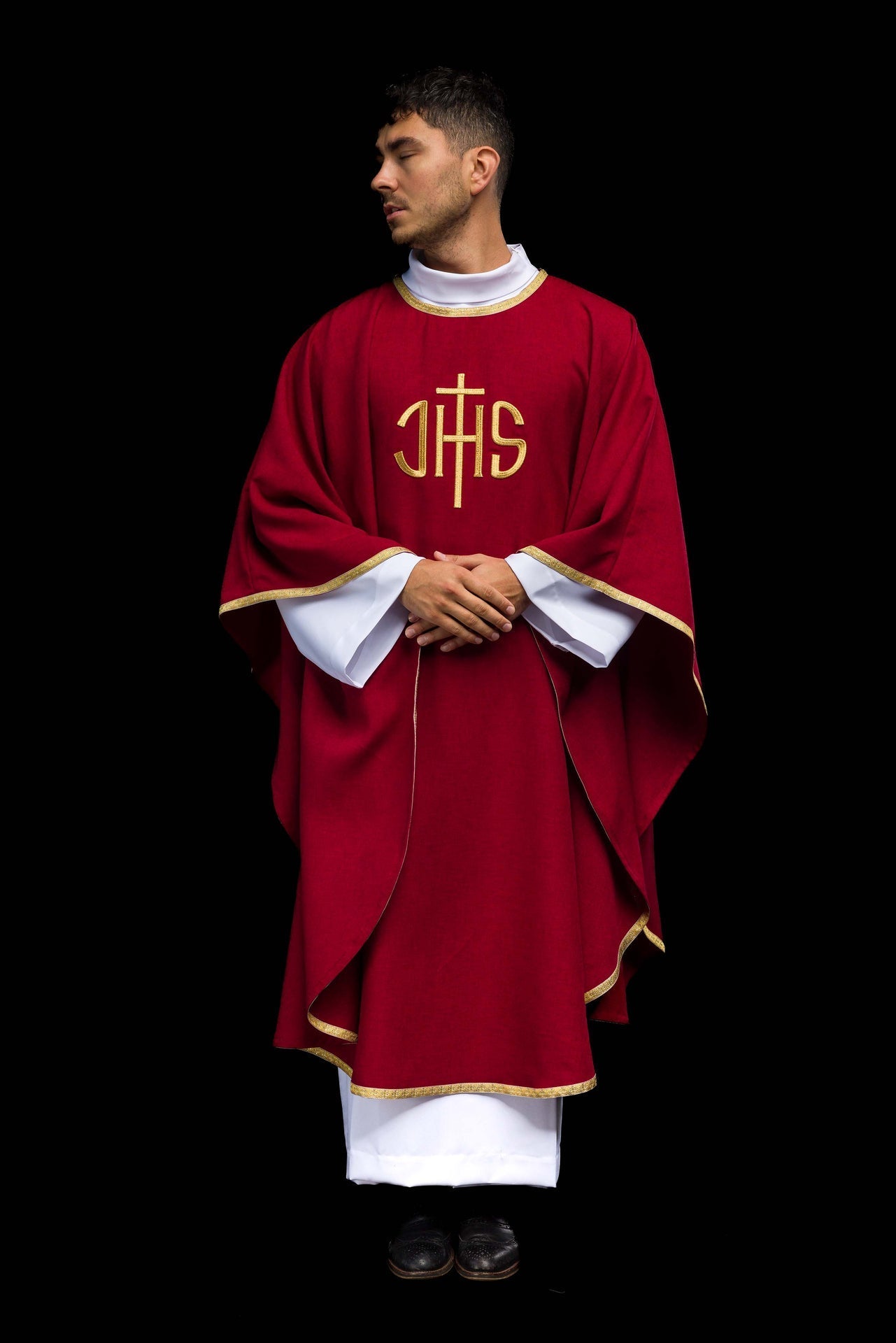 Chasuble liturgique rouge avec broderie dorée IHS KOA/001/02/70 - CHASUBLES.FR