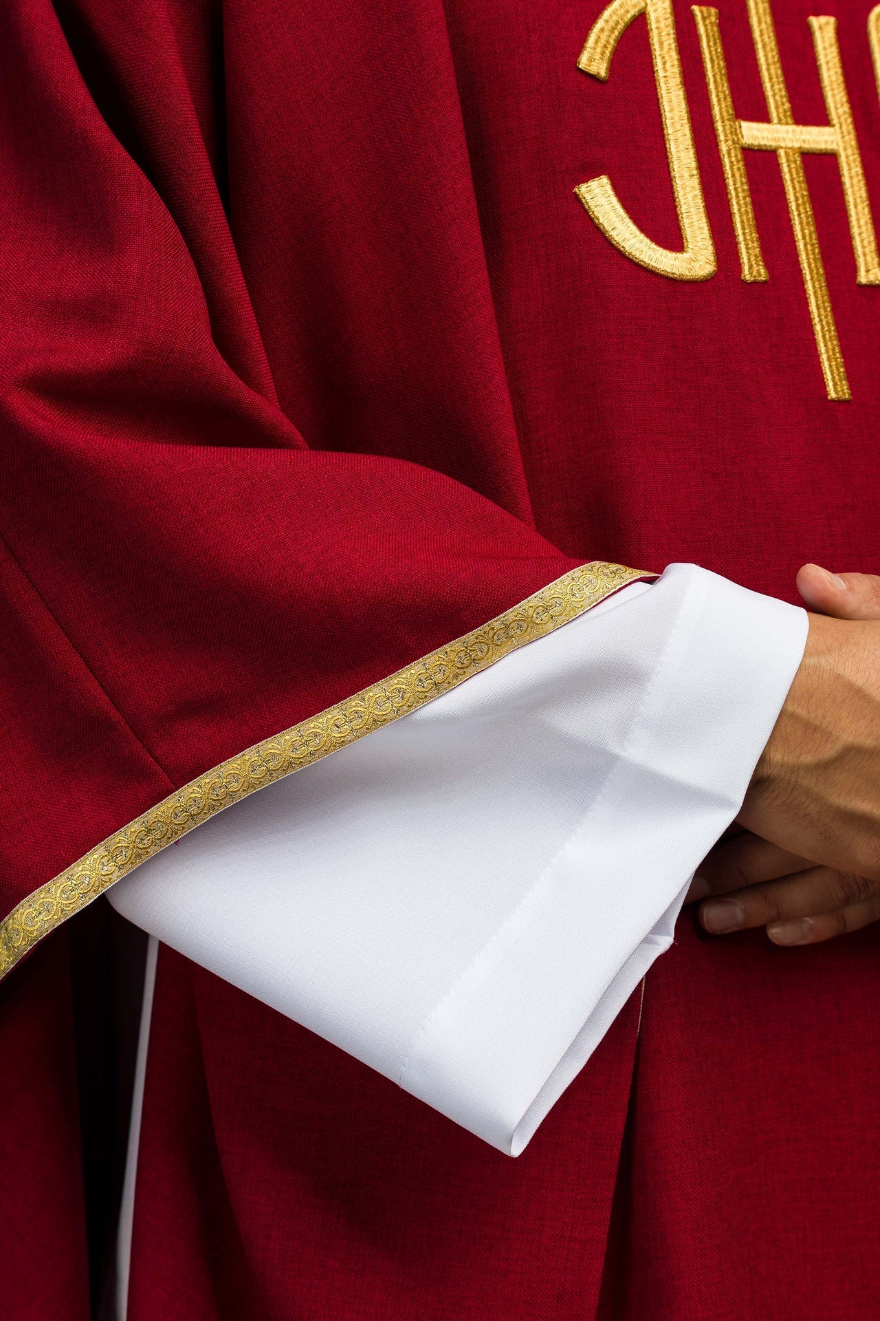 Chasuble liturgique rouge avec broderie dorée IHS KOA/001/02/70 - CHASUBLES.FR