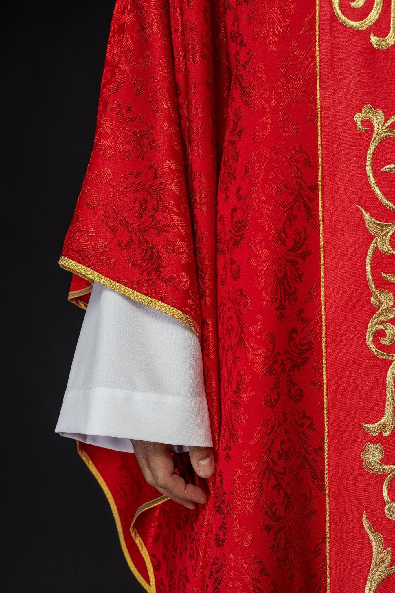 Chasuble liturgique rouge avec ceinture IHS richement décorée S - 7059 - 02 - 67 - CHASUBLES.FR