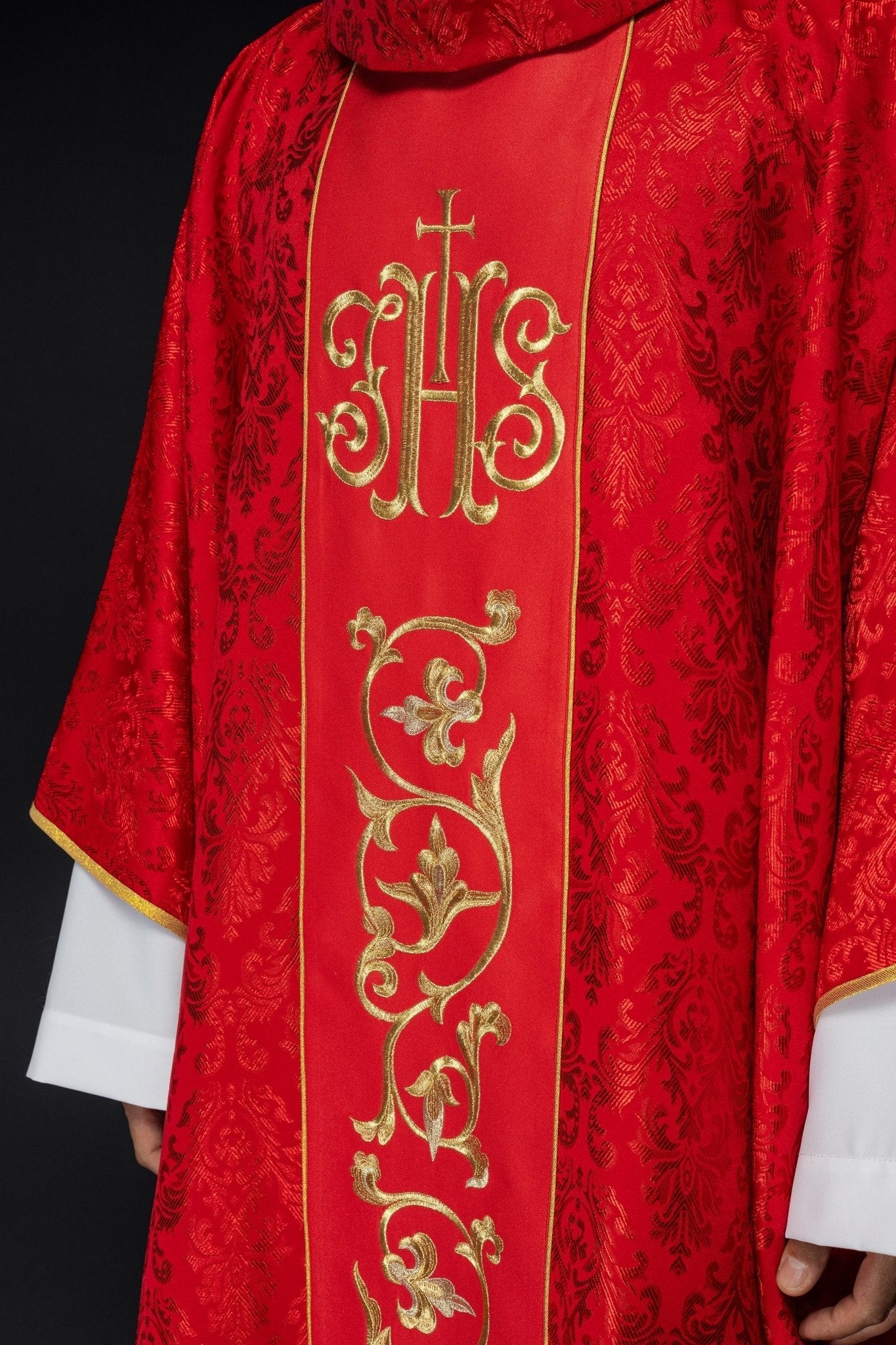 Chasuble liturgique rouge avec ceinture IHS richement décorée S - 7059 - 02 - 67 - CHASUBLES.FR