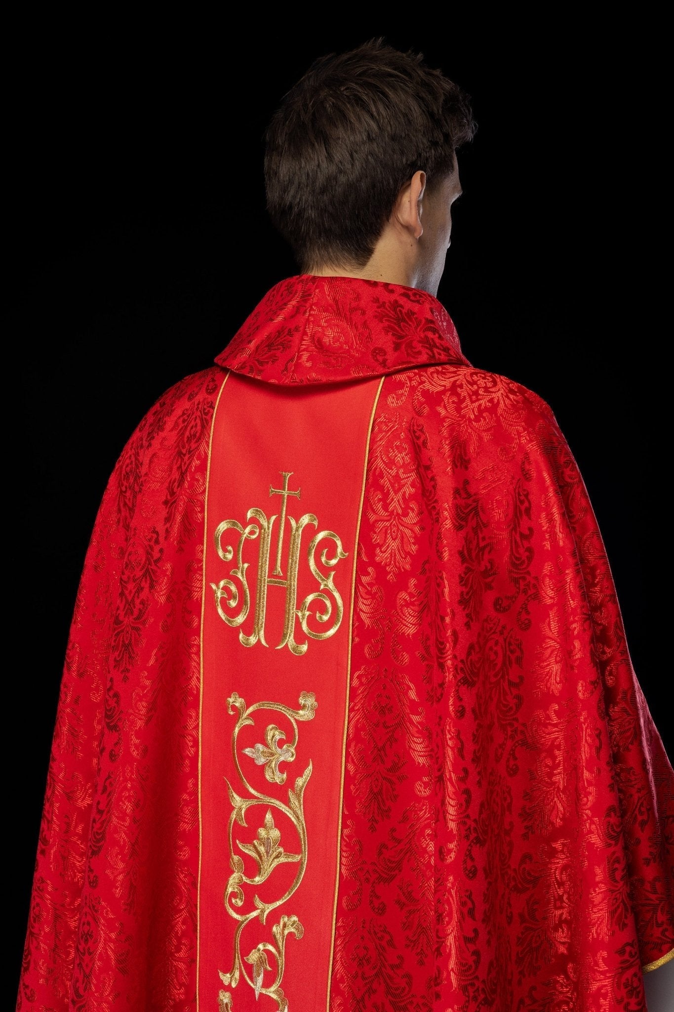 Chasuble liturgique rouge avec ceinture IHS richement décorée S - 7059 - 02 - 67 - CHASUBLES.FR