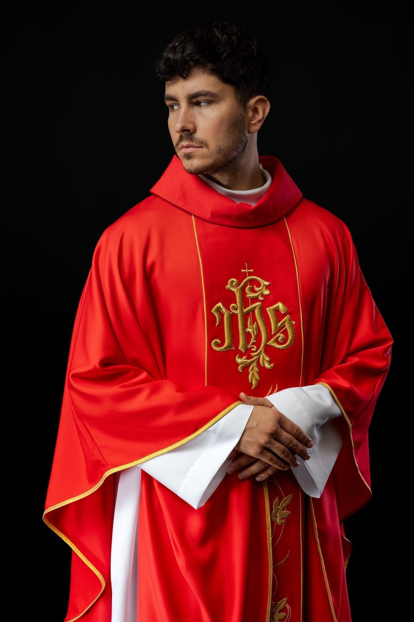 Chasuble liturgique rouge avec ceinture richement décorée d'un motif floral et d'un IHS S - 7051 - 02 - 53 - CHASUBLES.FR