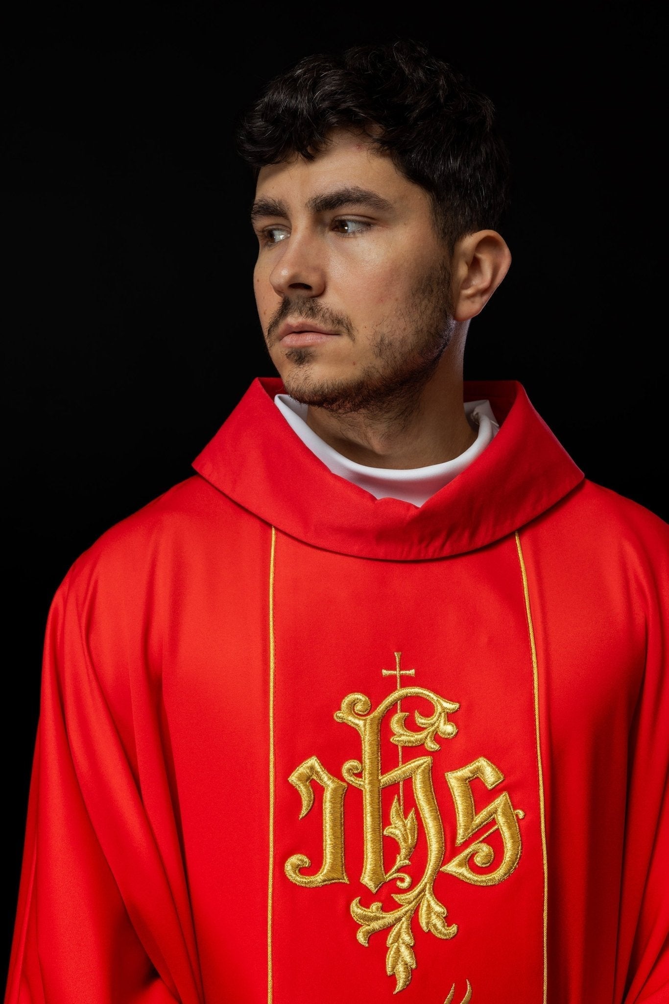 Chasuble liturgique rouge avec ceinture richement décorée d'un motif floral et d'un IHS S - 7051 - 02 - 53 - CHASUBLES.FR