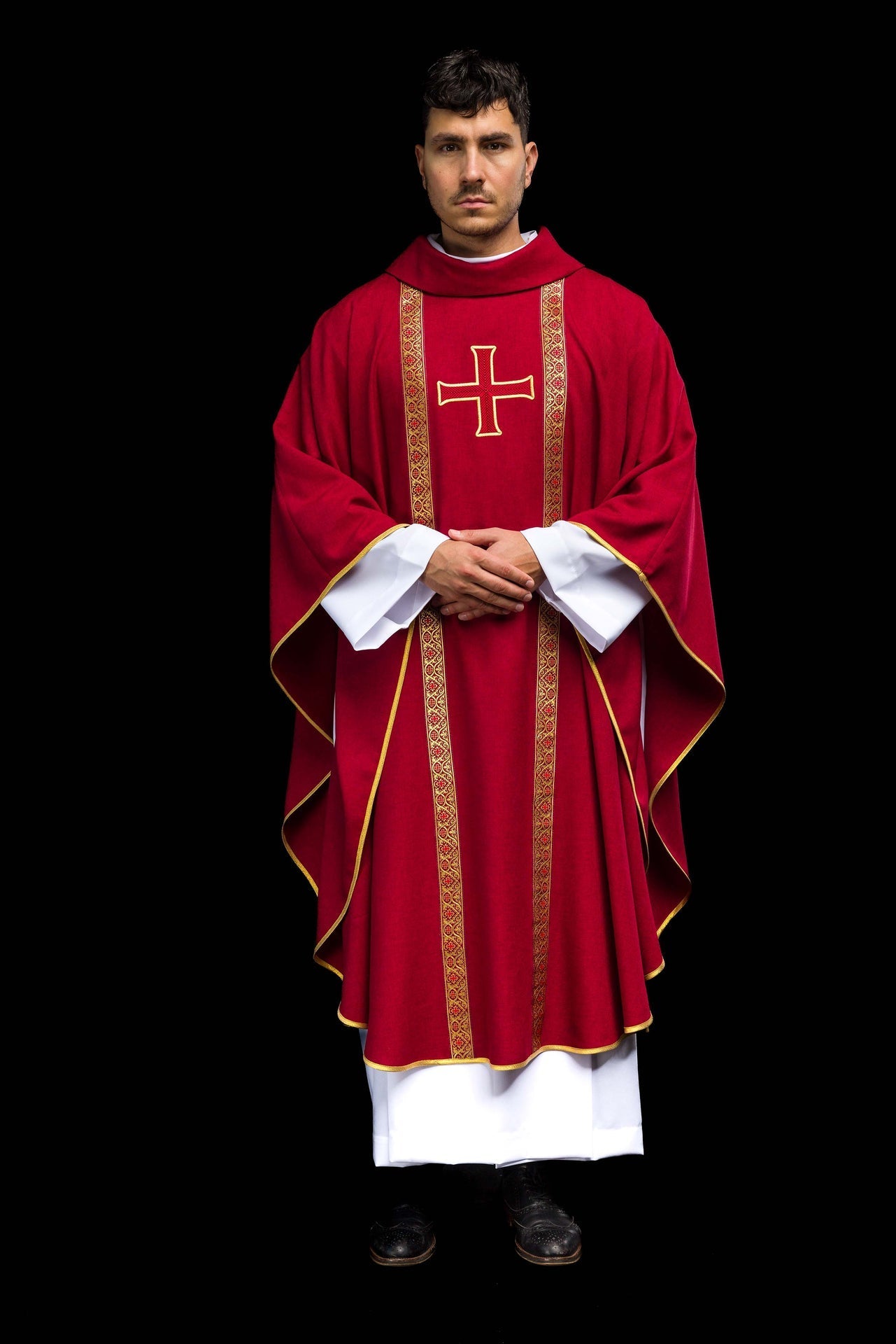 Chasuble liturgique rouge avec croix brodée et bandes jacquard KOR/975/02/70 - CHASUBLES.FR