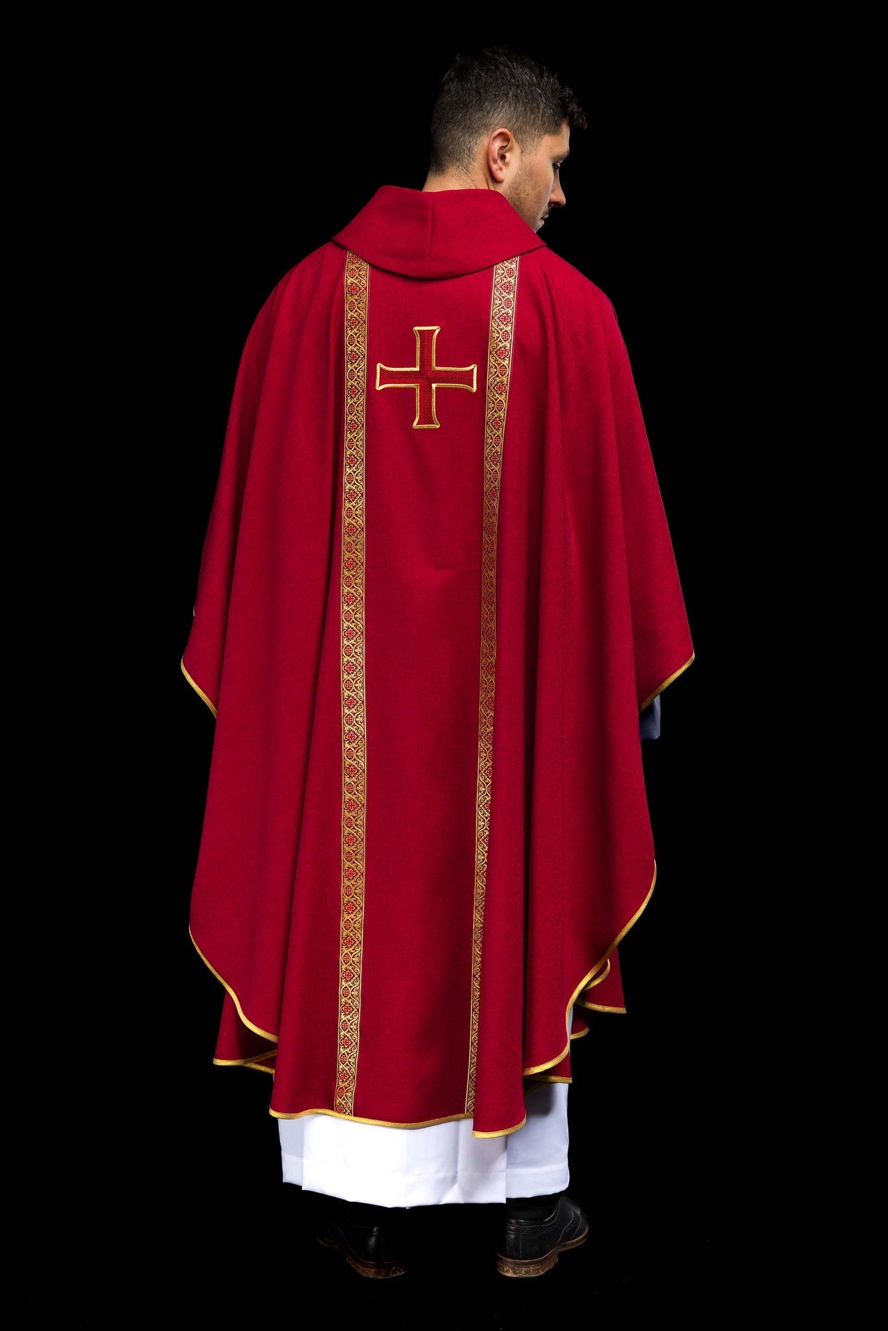Chasuble liturgique rouge avec croix brodée et bandes jacquard KOR/975/02/70 - CHASUBLES.FR