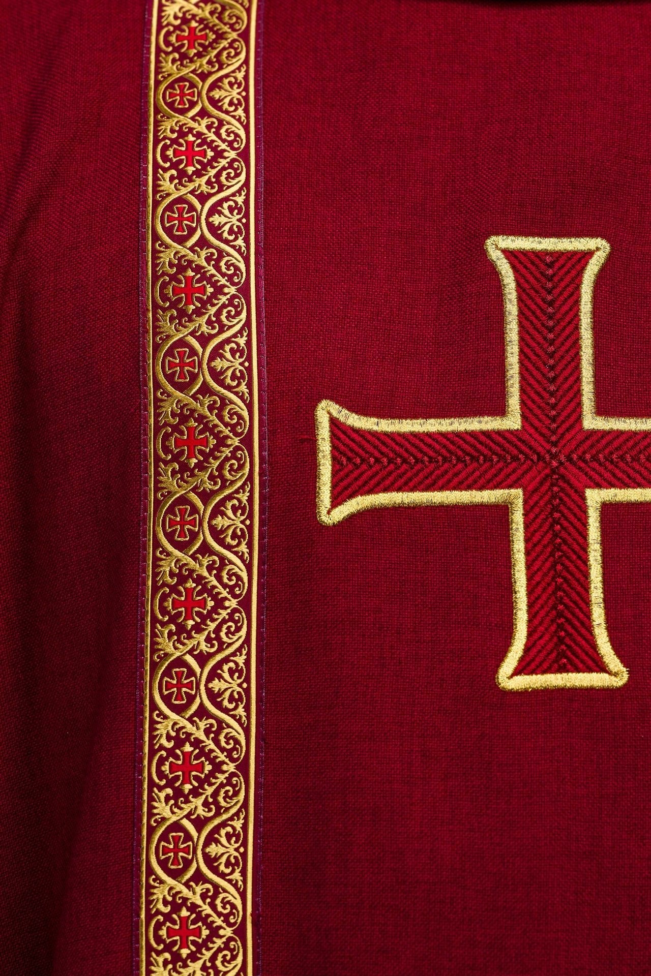 Chasuble liturgique rouge avec croix brodée et bandes jacquard KOR/975/02/70 - CHASUBLES.FR