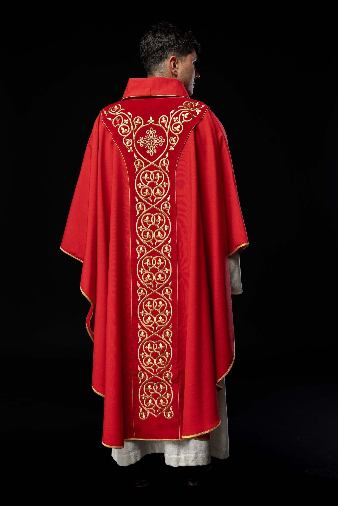 Chasuble liturgique rouge décorée de broderies sur velours KOR/169/02 - CHASUBLES.FR