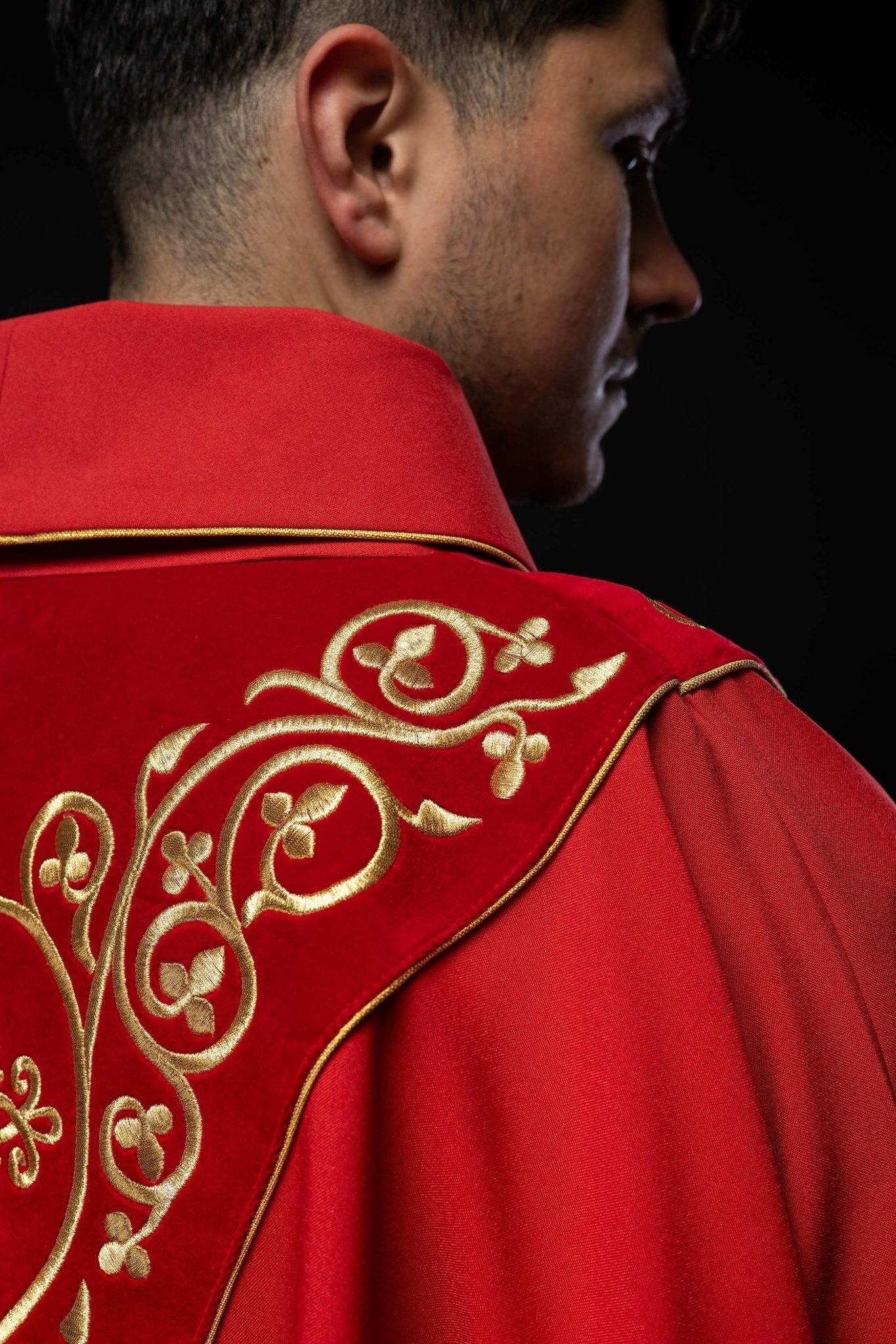Chasuble liturgique rouge décorée de broderies sur velours KOR/169/02 - CHASUBLES.FR