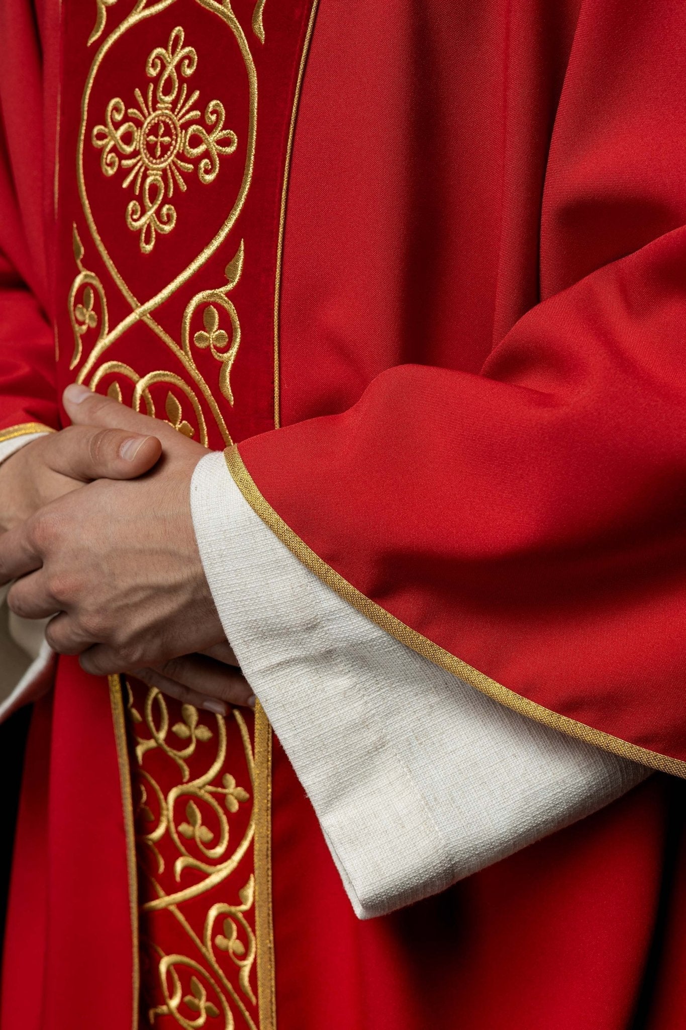 Chasuble liturgique rouge décorée de broderies sur velours KOR/169/02 - CHASUBLES.FR