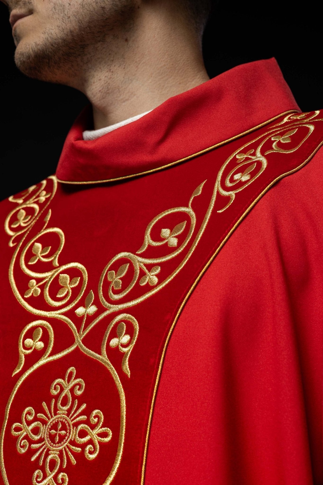 Chasuble liturgique rouge décorée de broderies sur velours KOR/169/02 - CHASUBLES.FR