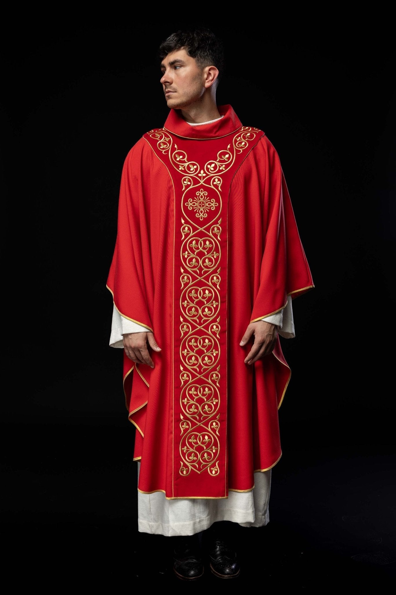 Chasuble liturgique rouge décorée de broderies sur velours KOR/169/02 - CHASUBLES.FR