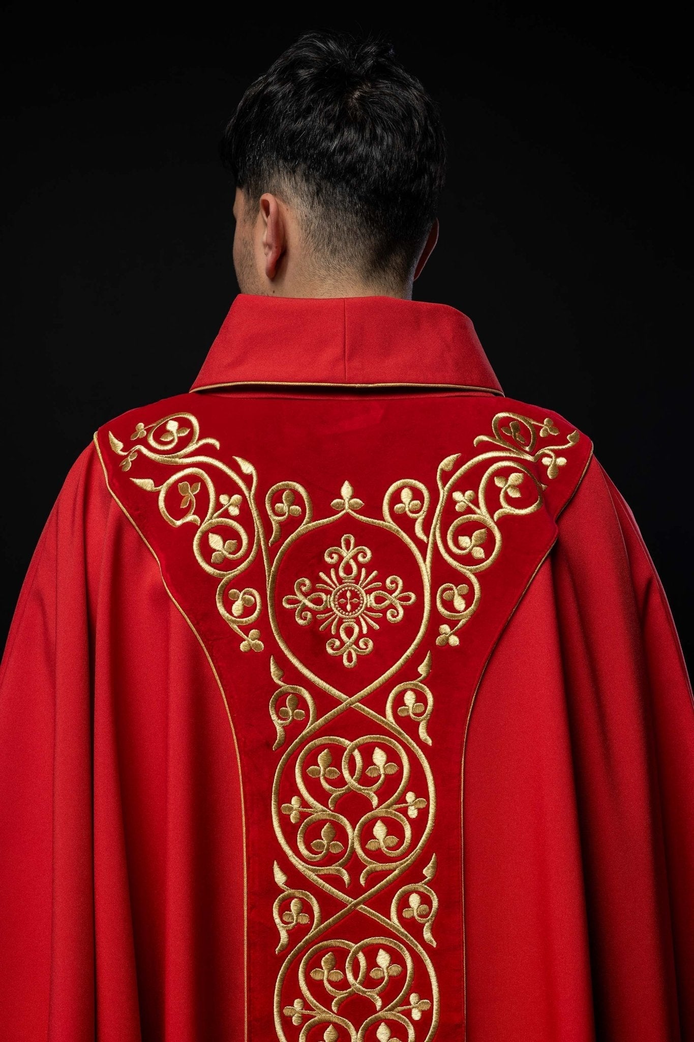 Chasuble liturgique rouge décorée de broderies sur velours KOR/169/02 - CHASUBLES.FR